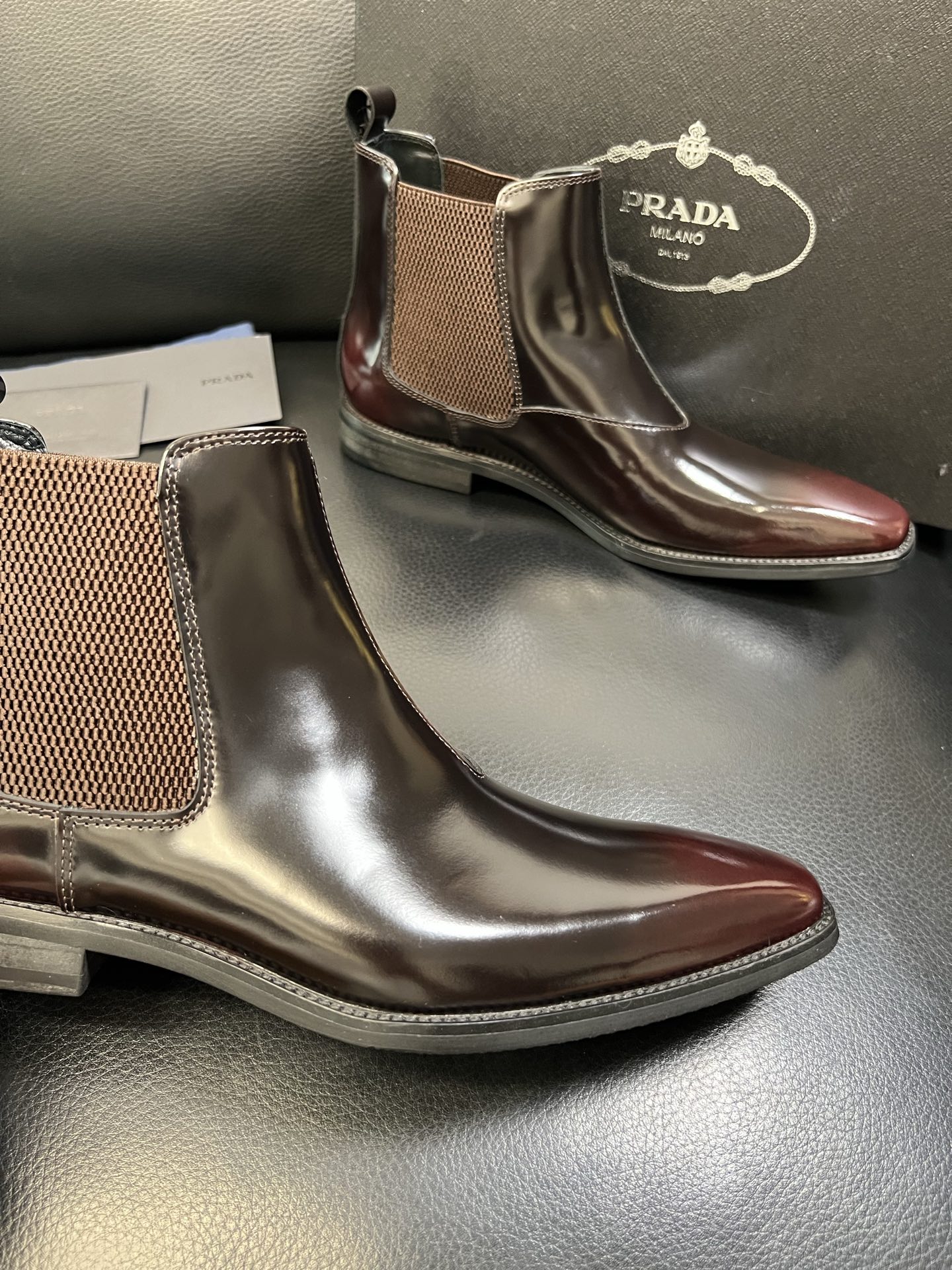 PRADA 高品质 顶级工艺品 普拉达 专柜同步 原厂配置，意大利进口原版牛皮面料，透气舒适进口水染牛里