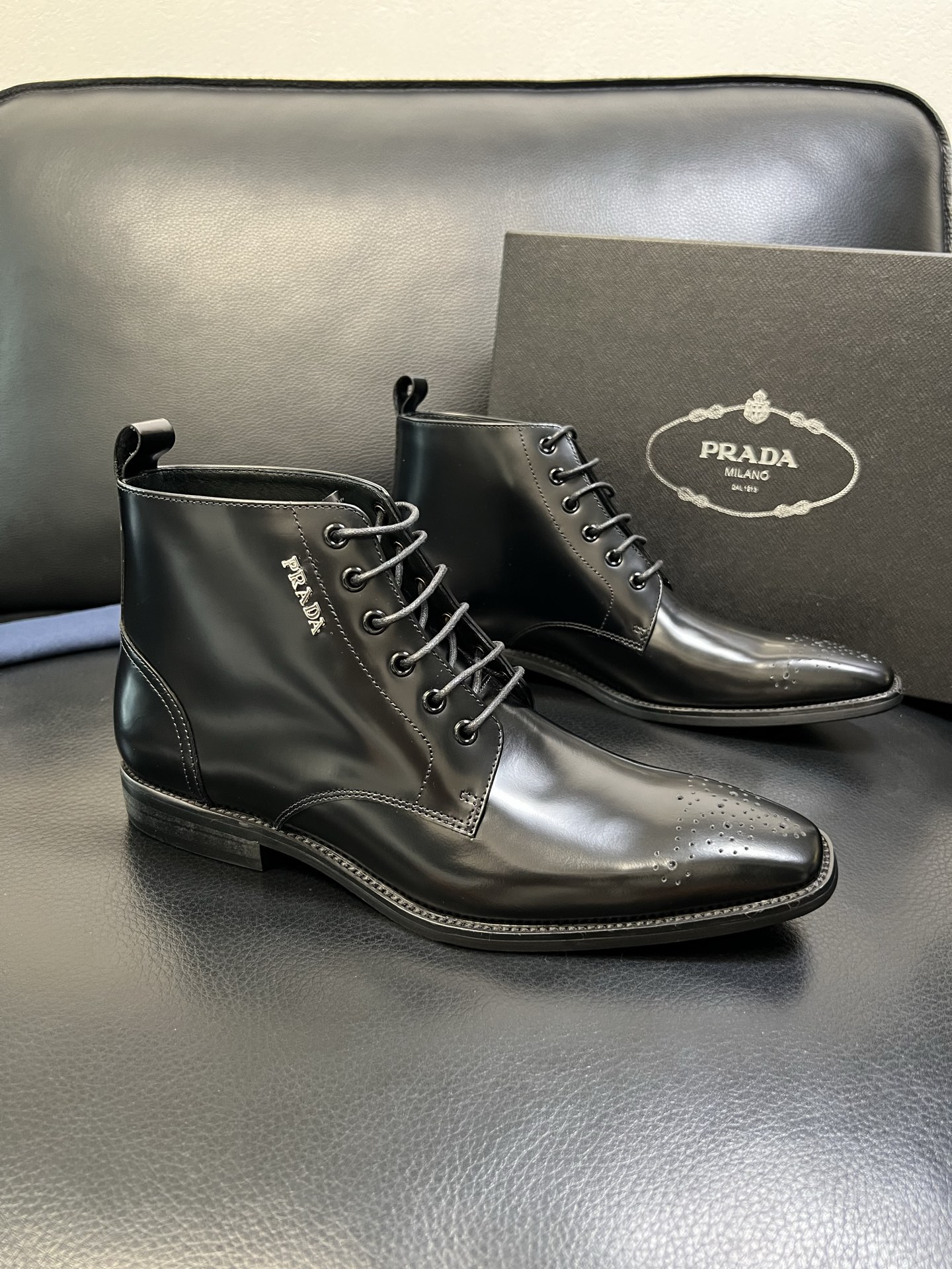 PRADA 高品质 顶级工艺品 普拉达 专柜同步 原厂配置，意大利进口原版牛皮面料，透气舒适进口水染牛里