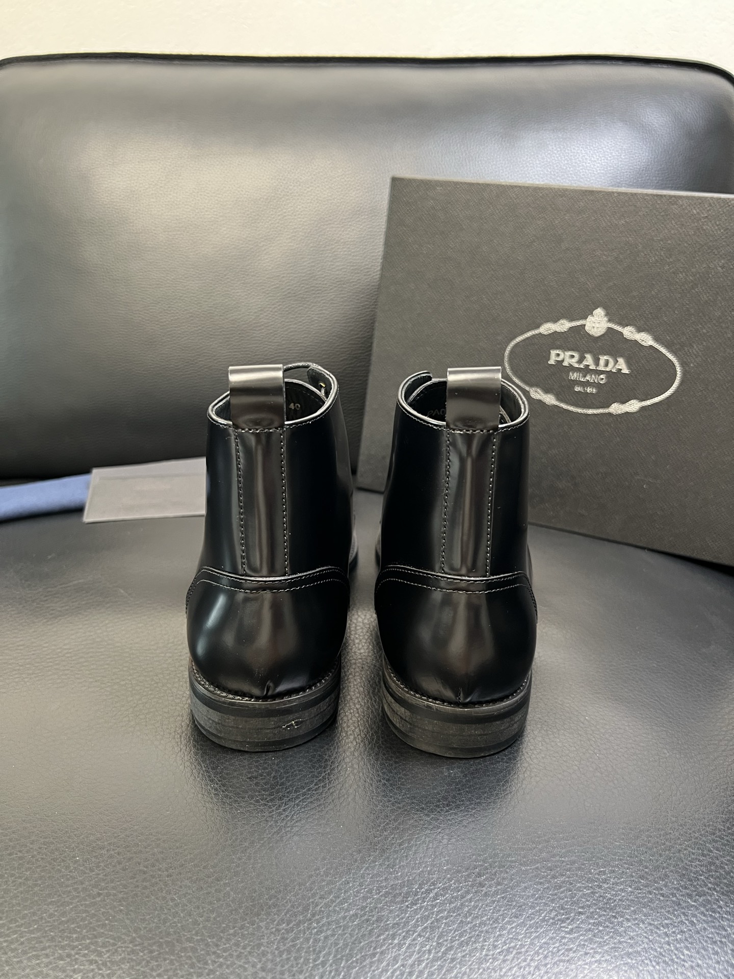 PRADA 高品质 顶级工艺品 普拉达 专柜同步 原厂配置，意大利进口原版牛皮面料，透气舒适进口水染牛里