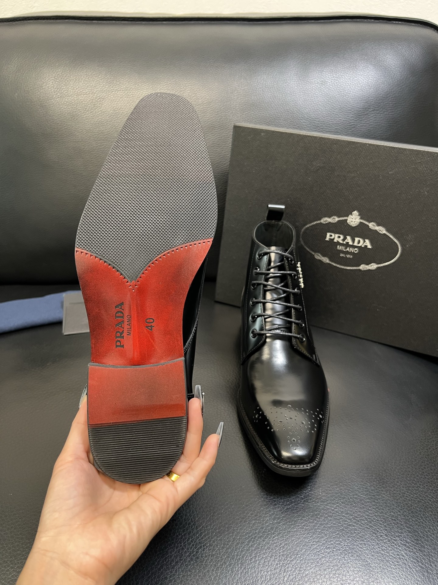 PRADA 高品质 顶级工艺品 普拉达 专柜同步 原厂配置，意大利进口原版牛皮面料，透气舒适进口水染牛里