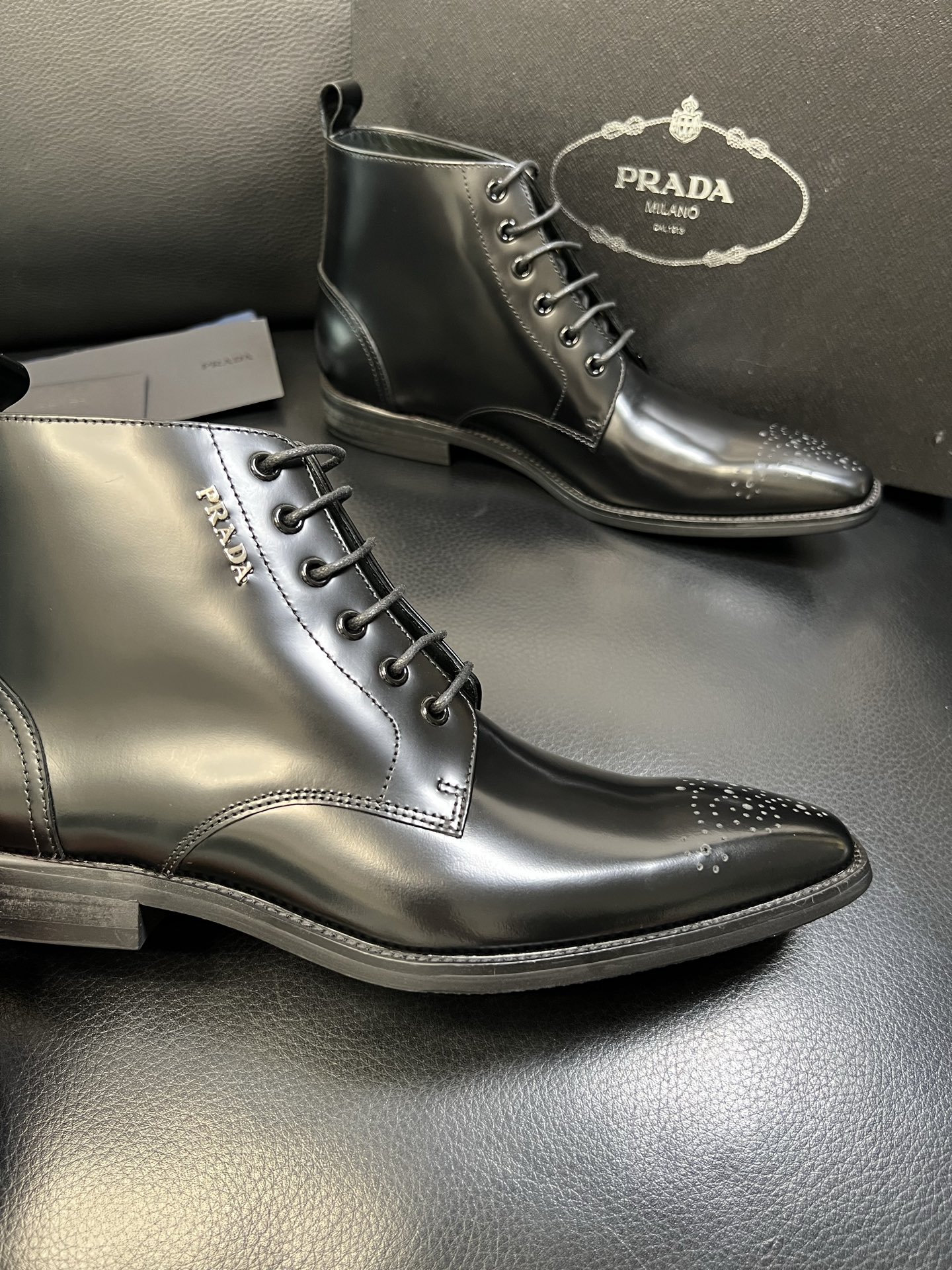 PRADA 高品质 顶级工艺品 普拉达 专柜同步 原厂配置，意大利进口原版牛皮面料，透气舒适进口水染牛里