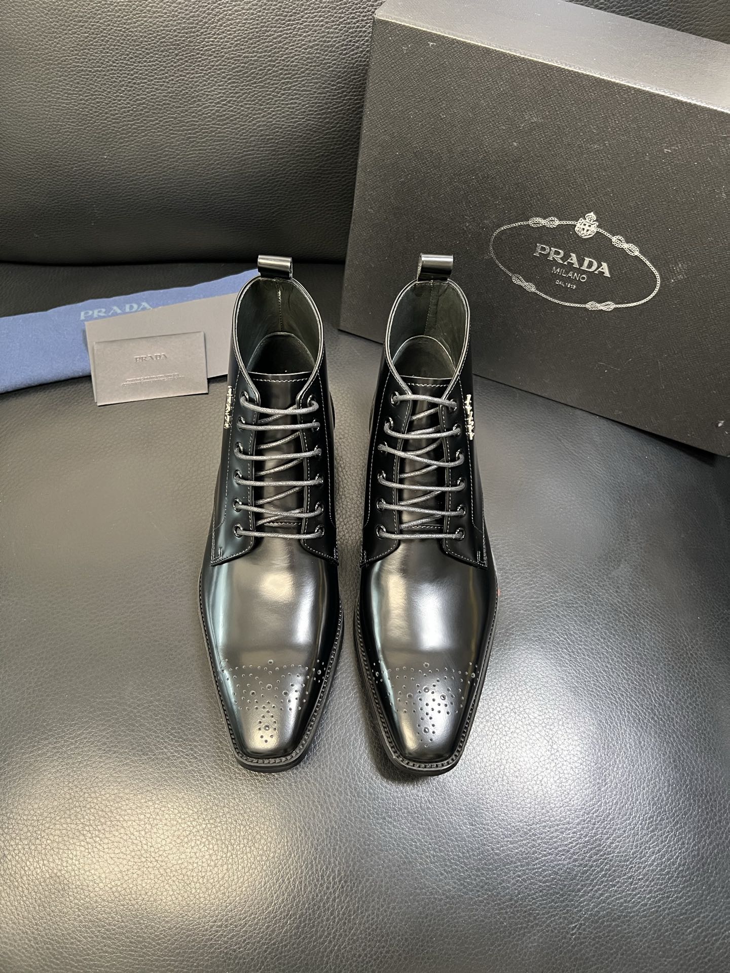 PRADA 高品质 顶级工艺品 普拉达 专柜同步 原厂配置，意大利进口原版牛皮面料，透气舒适进口水染牛里