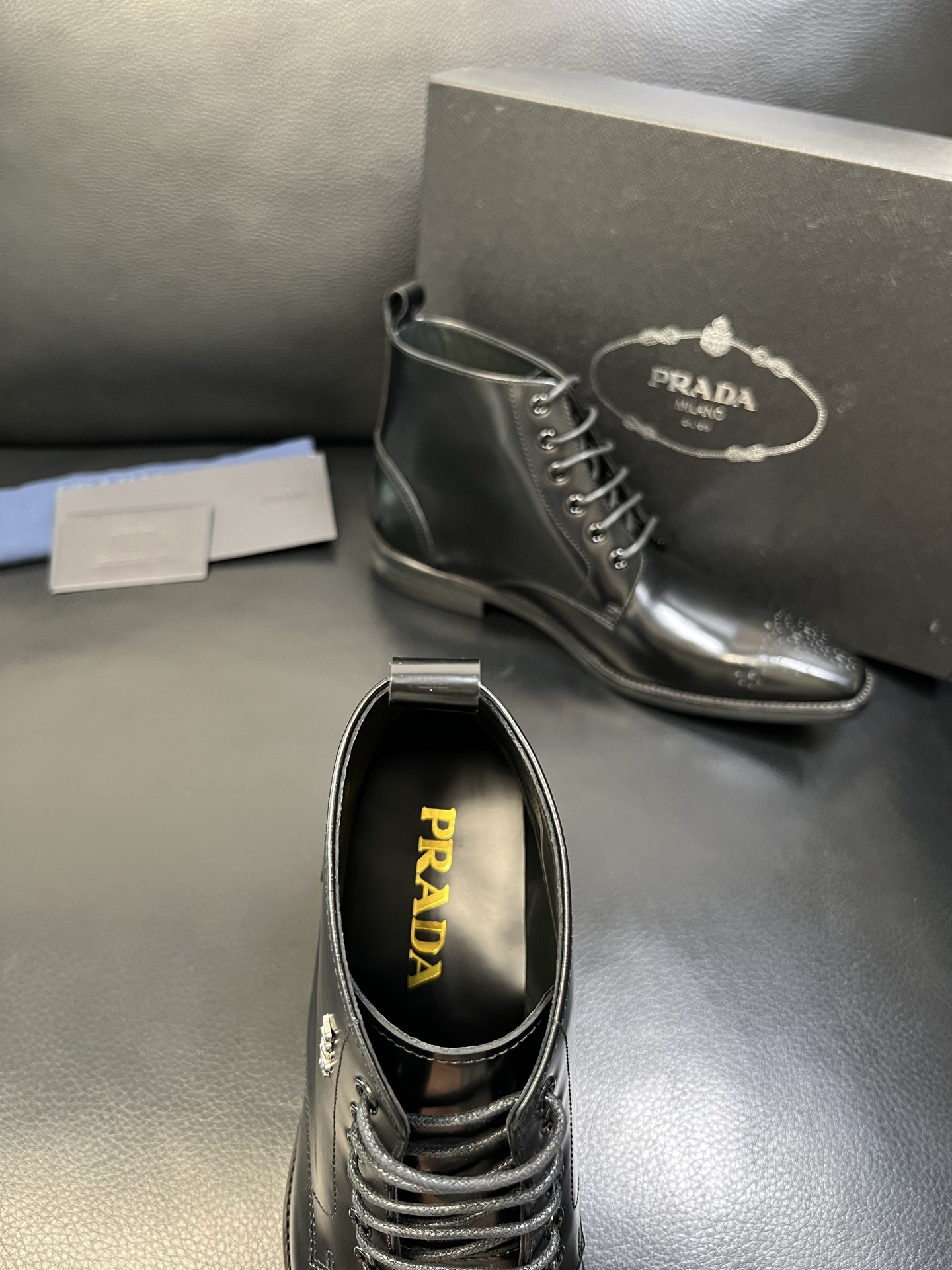 PRADA 高品质 顶级工艺品 普拉达 专柜同步 原厂配置，意大利进口原版牛皮面料，透气舒适进口水染牛里