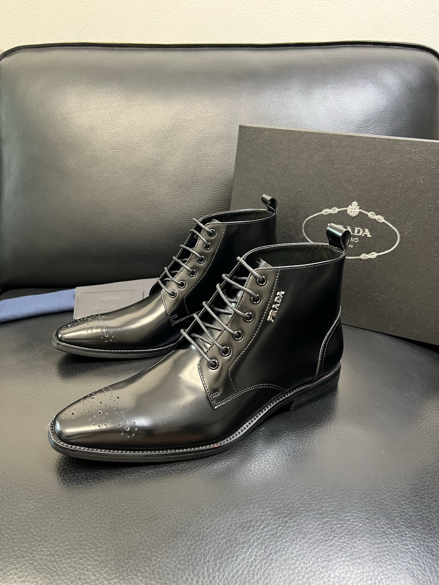 PRADA 高品质 顶级工艺品 普拉达 专柜同步 原厂配置，意大利进口原版牛皮面料，透气舒适进口水染牛里