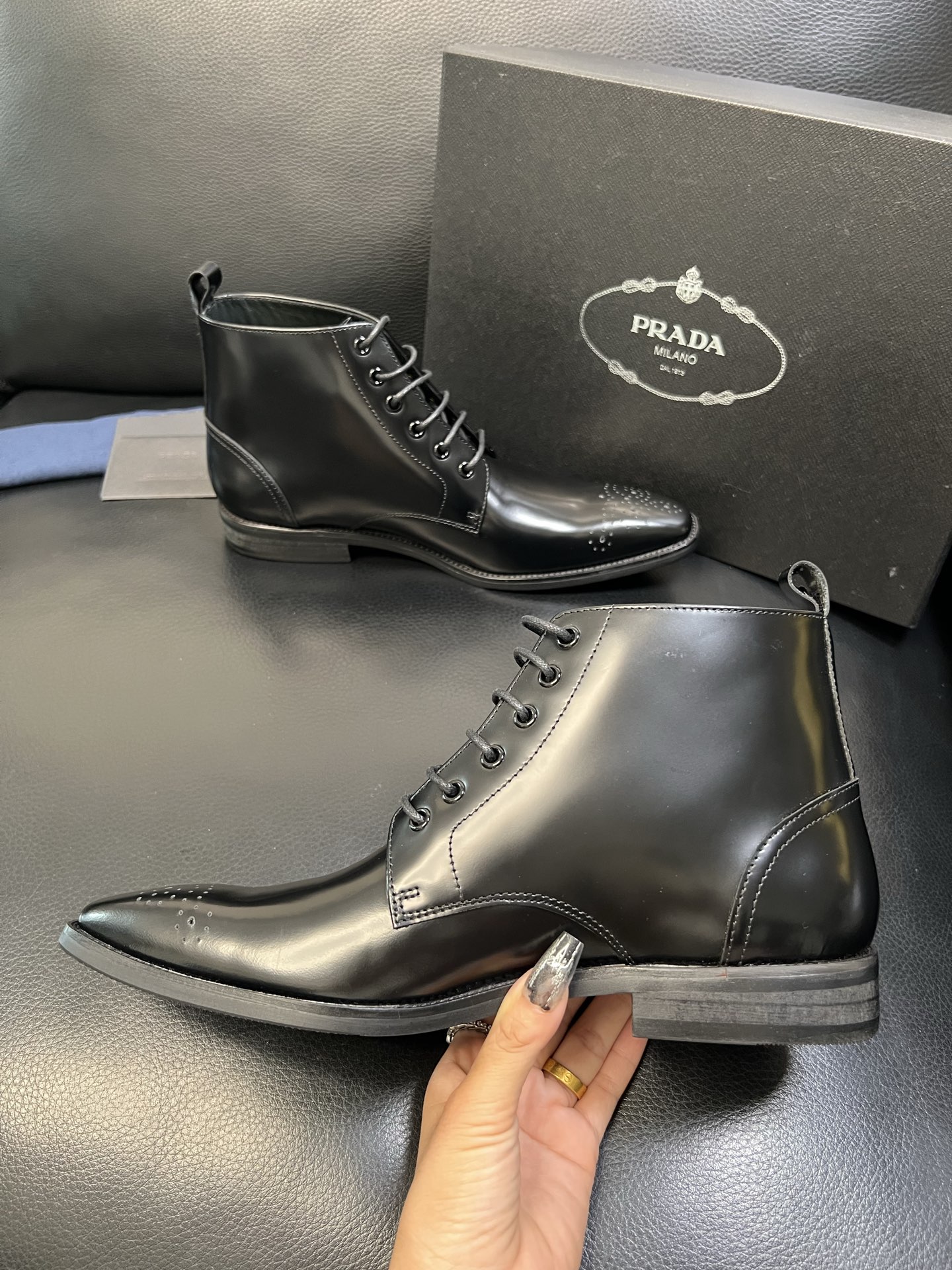 PRADA 高品质 顶级工艺品 普拉达 专柜同步 原厂配置，意大利进口原版牛皮面料，透气舒适进口水染牛里