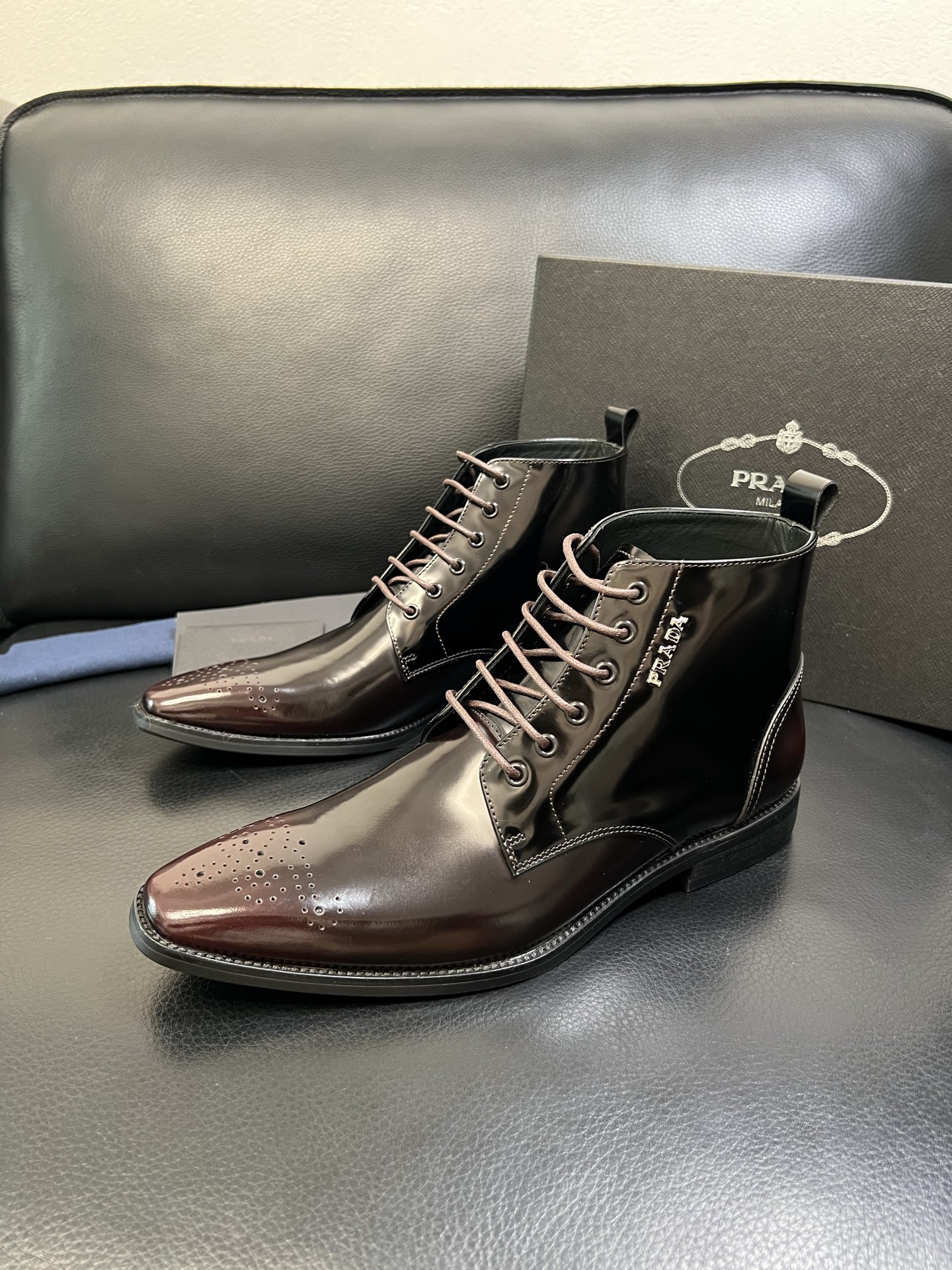 PRADA 高品质 顶级工艺品 普拉达 专柜同步 原厂配置，意大利进口原版牛皮面料，透气舒适进口水染牛里