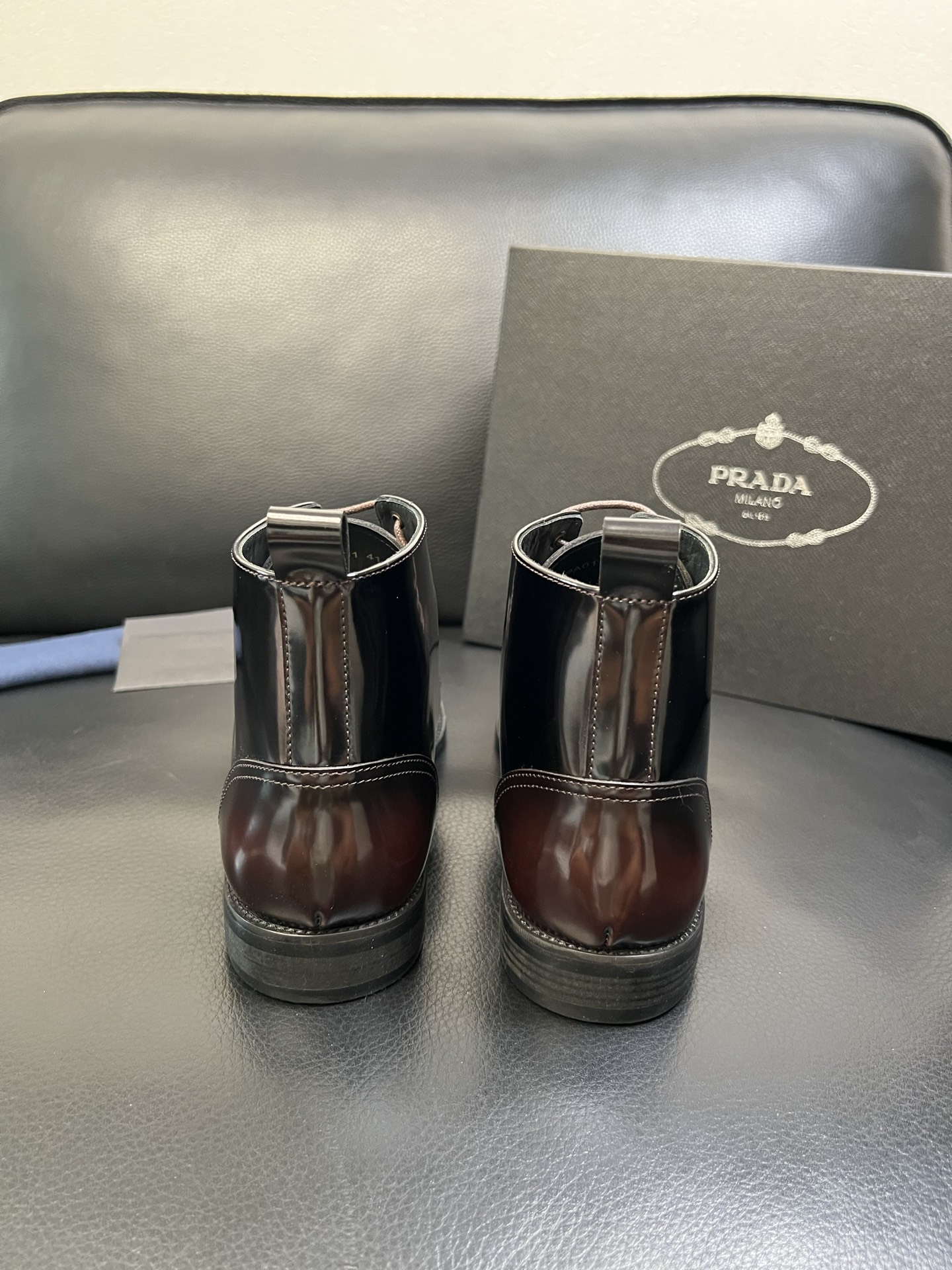 PRADA 高品质 顶级工艺品 普拉达 专柜同步 原厂配置，意大利进口原版牛皮面料，透气舒适进口水染牛里