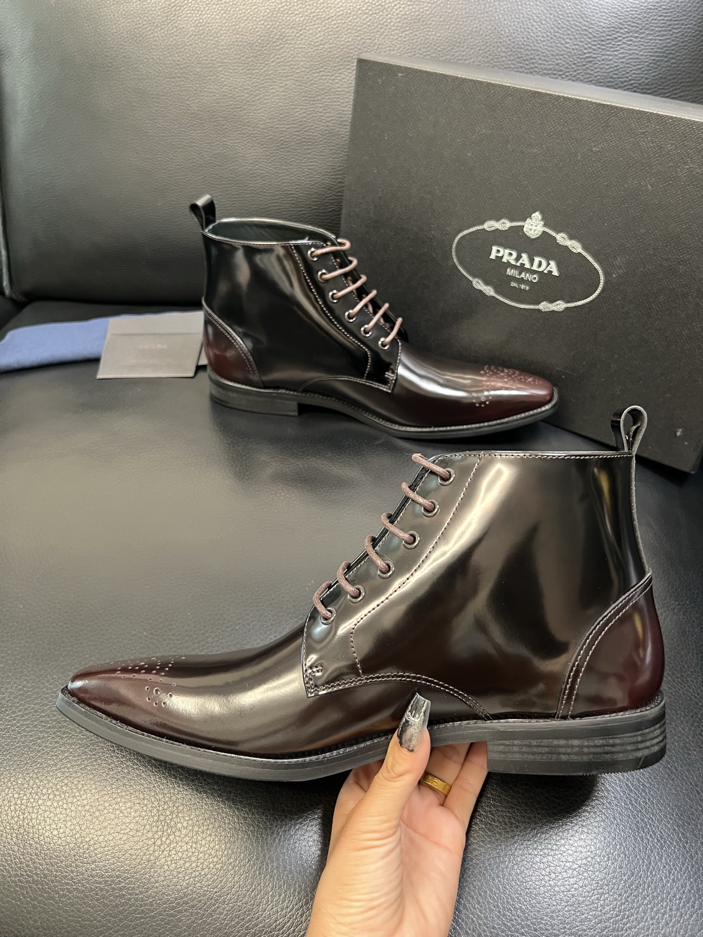 PRADA 高品质 顶级工艺品 普拉达 专柜同步 原厂配置，意大利进口原版牛皮面料，透气舒适进口水染牛里