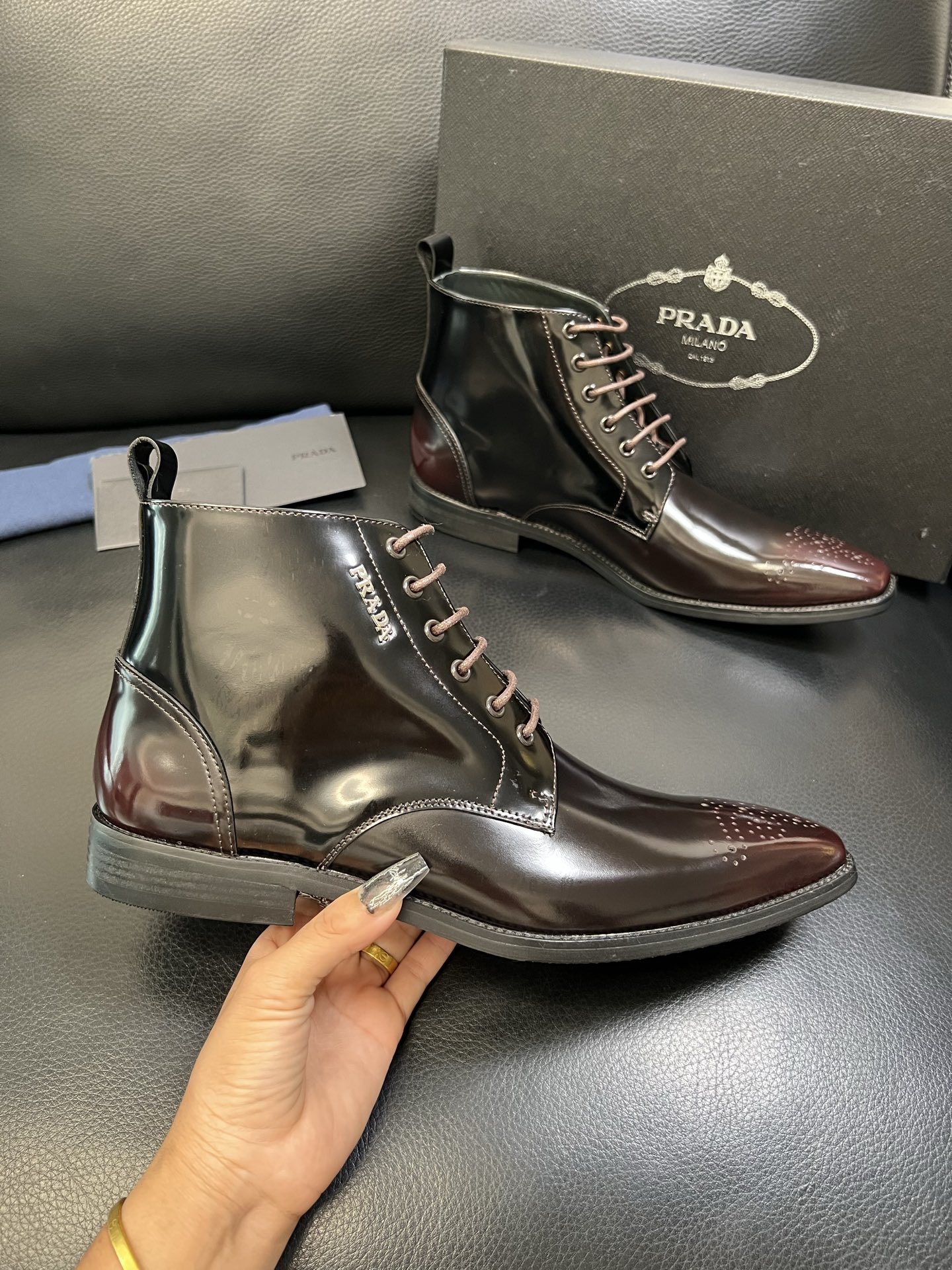 PRADA 高品质 顶级工艺品 普拉达 专柜同步 原厂配置，意大利进口原版牛皮面料，透气舒适进口水染牛里