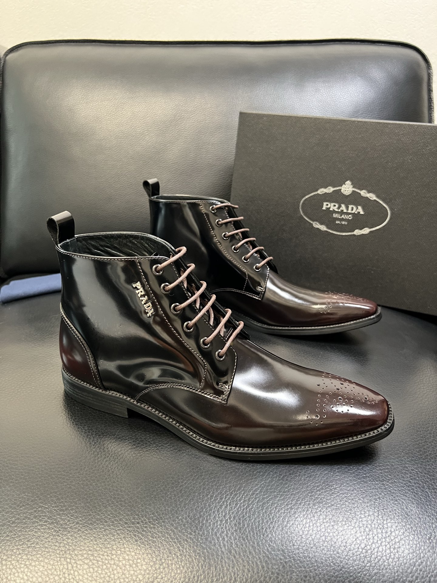 NO:557217,PRADA High-quality top crafts Prada counter synchronization original factory configuration, original cowhide fabric imported from Italy, breathable and comfortable imported water-dyed cowhide pads, original soles specially provided by the factory and super comfortable, original factory and single goods are of high quality, welcome to compare and synchronize with counters, code number 38-44 (order 45), prada, prada, cowhide19860909PRADA 高品质 顶级工艺品 普拉达 专柜同步 原厂配置,意大利进口原版牛皮面料,透气舒适进口水染牛里垫,鞋底原厂特供原版底超级舒适,原厂跟单货高品质,欢迎对比专柜同步,码数 38-44（订 45）,,prada,prada,cowhide,Men's shoes