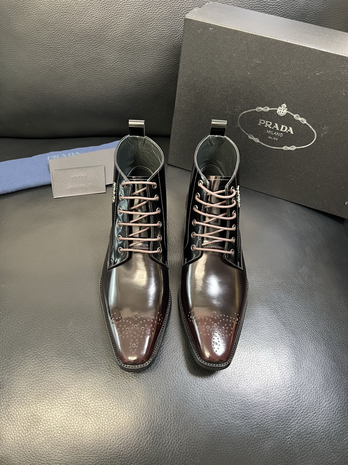 PRADA 高品质 顶级工艺品 普拉达 专柜同步 原厂配置，意大利进口原版牛皮面料，透气舒适进口水染牛里