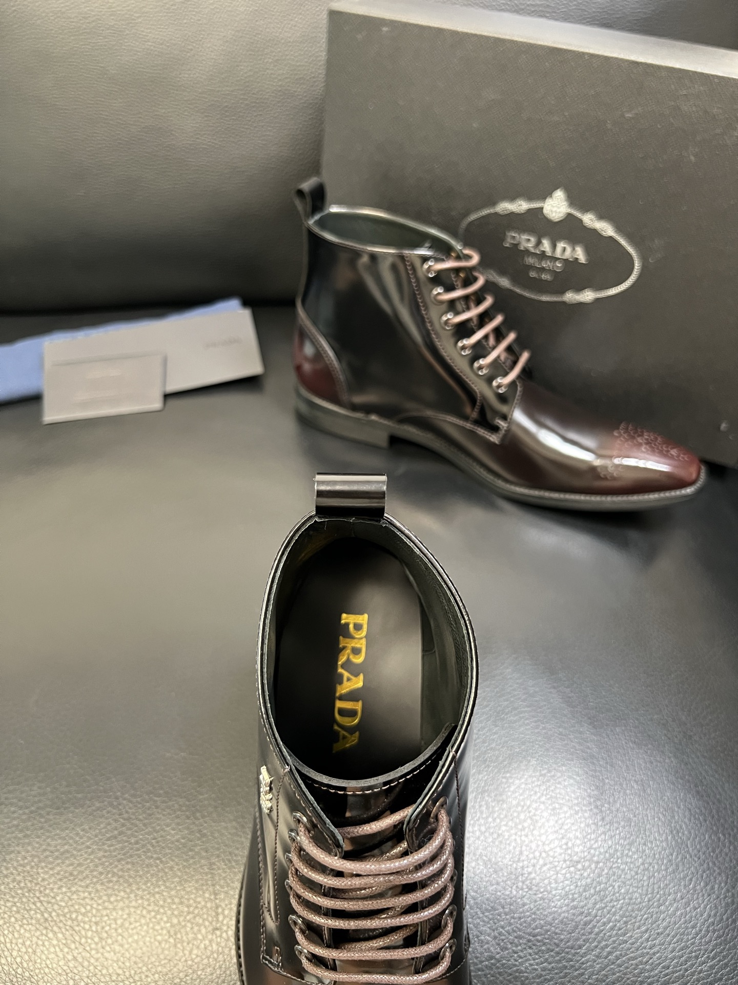 PRADA 高品质 顶级工艺品 普拉达 专柜同步 原厂配置，意大利进口原版牛皮面料，透气舒适进口水染牛里
