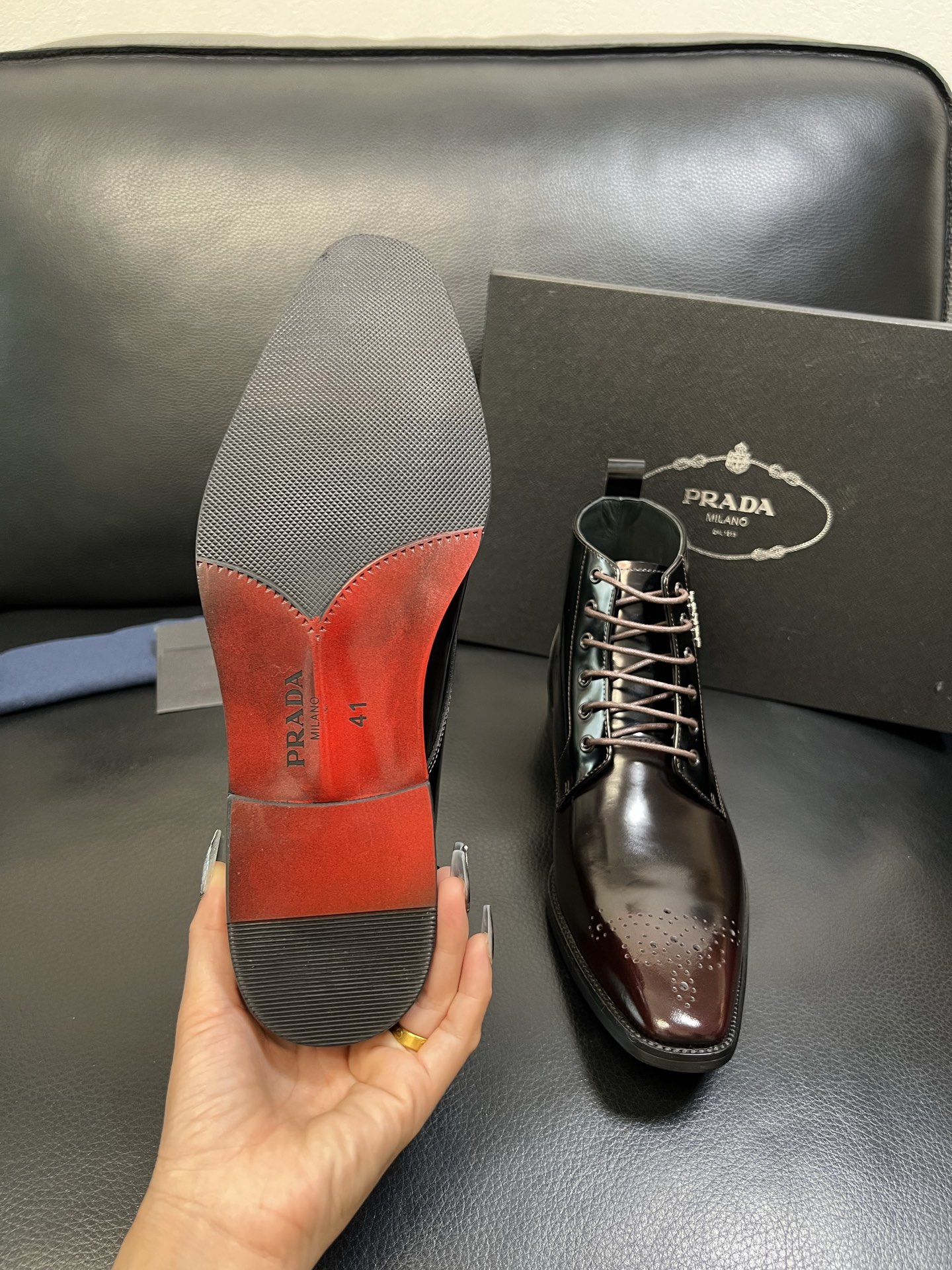 PRADA 高品质 顶级工艺品 普拉达 专柜同步 原厂配置，意大利进口原版牛皮面料，透气舒适进口水染牛里