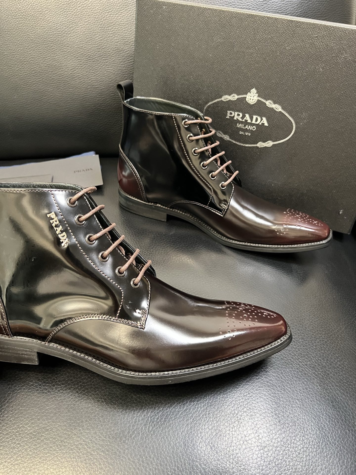 PRADA 高品质 顶级工艺品 普拉达 专柜同步 原厂配置，意大利进口原版牛皮面料，透气舒适进口水染牛里