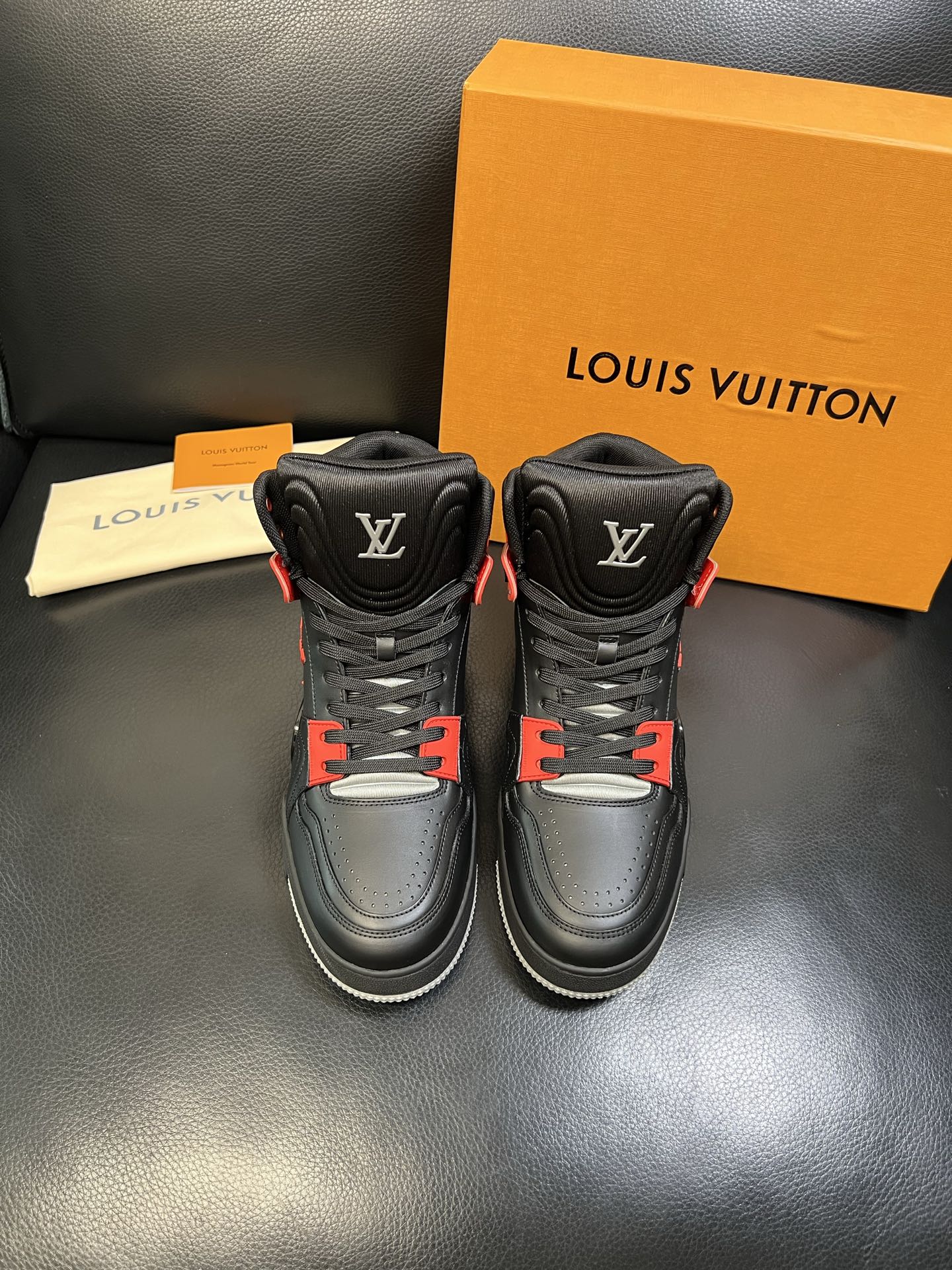 Lv 高品质 顶级工艺品 路易威登，专柜同步，鞋面意大利进口，高品质拼接缤纷色彩复杂工艺品，进口水染牛皮