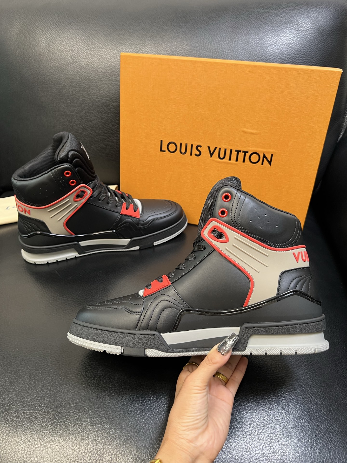 Lv 高品质 顶级工艺品 路易威登，专柜同步，鞋面意大利进口，高品质拼接缤纷色彩复杂工艺品，进口水染牛皮