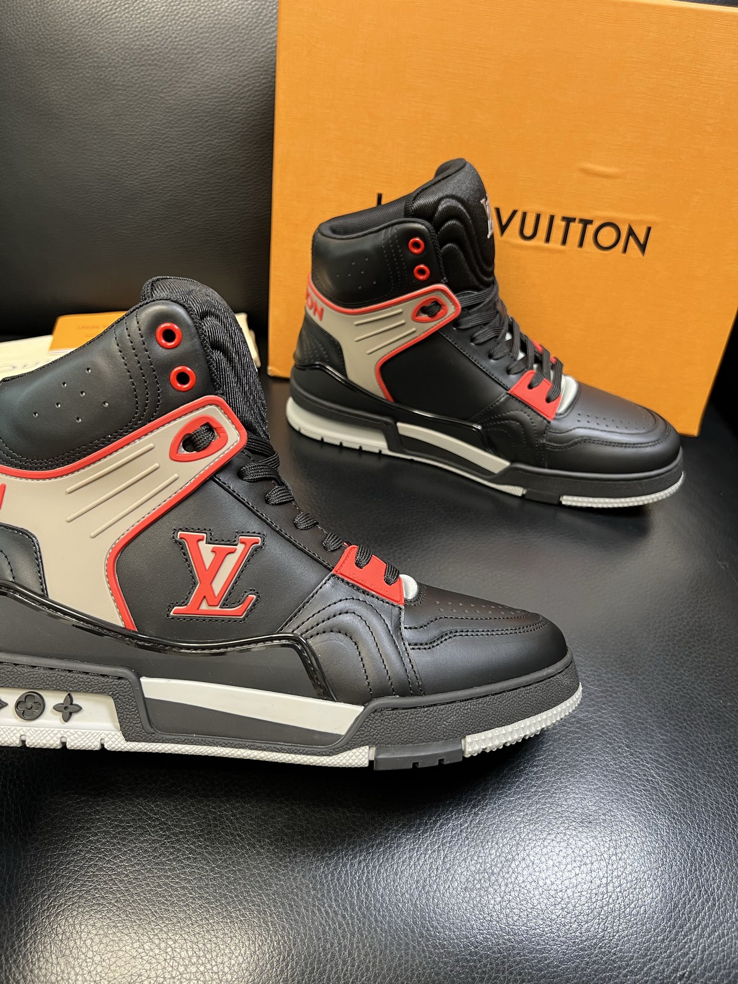 Lv 高品质 顶级工艺品 路易威登，专柜同步，鞋面意大利进口，高品质拼接缤纷色彩复杂工艺品，进口水染牛皮