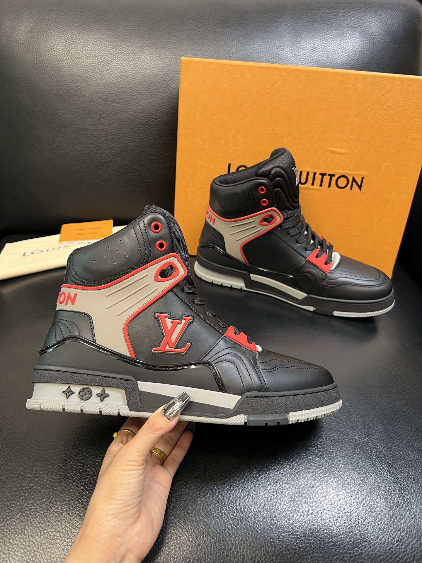 Lv 高品质 顶级工艺品 路易威登，专柜同步，鞋面意大利进口，高品质拼接缤纷色彩复杂工艺品，进口水染牛皮