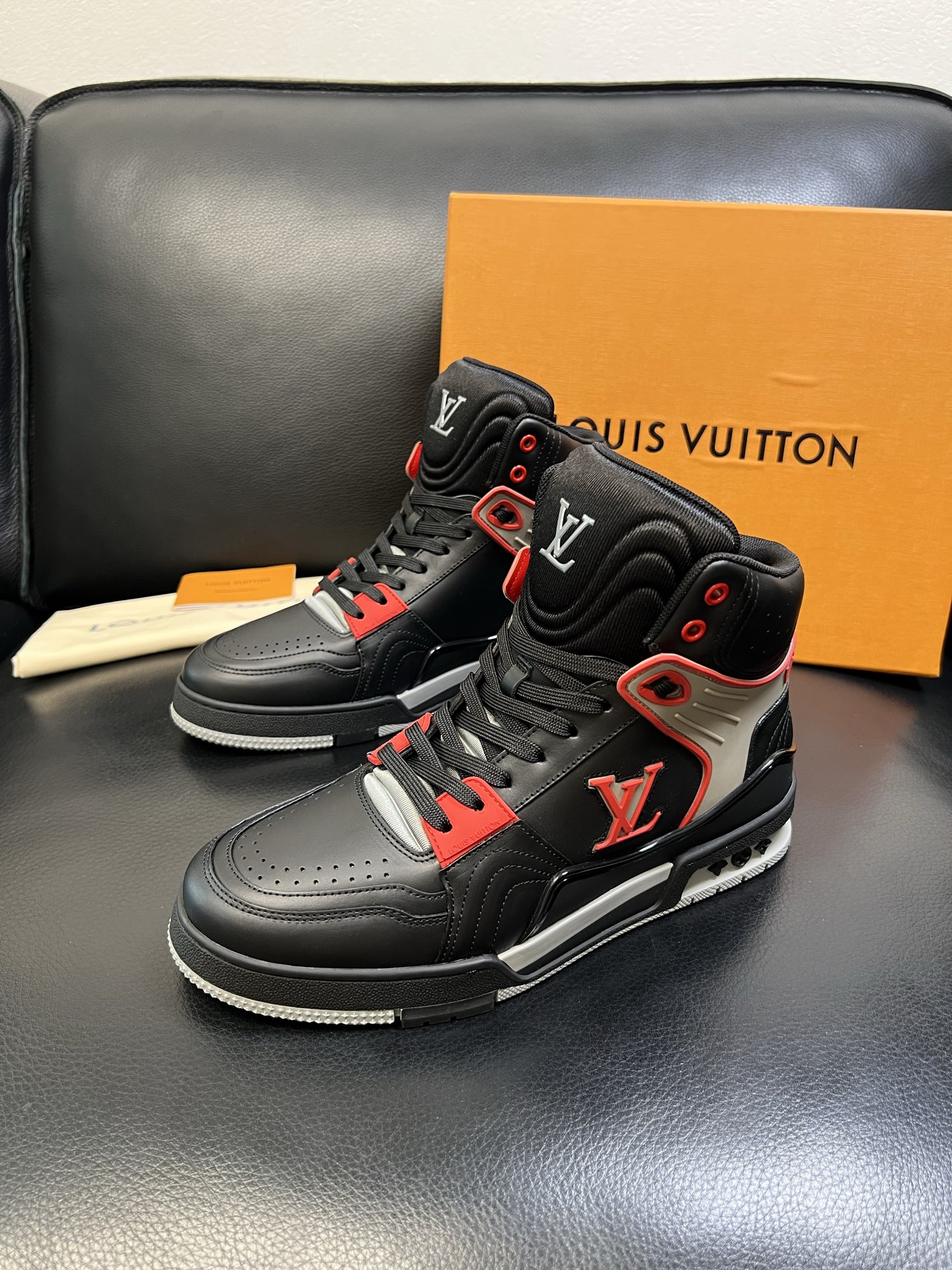 Lv 高品质 顶级工艺品 路易威登，专柜同步，鞋面意大利进口，高品质拼接缤纷色彩复杂工艺品，进口水染牛皮