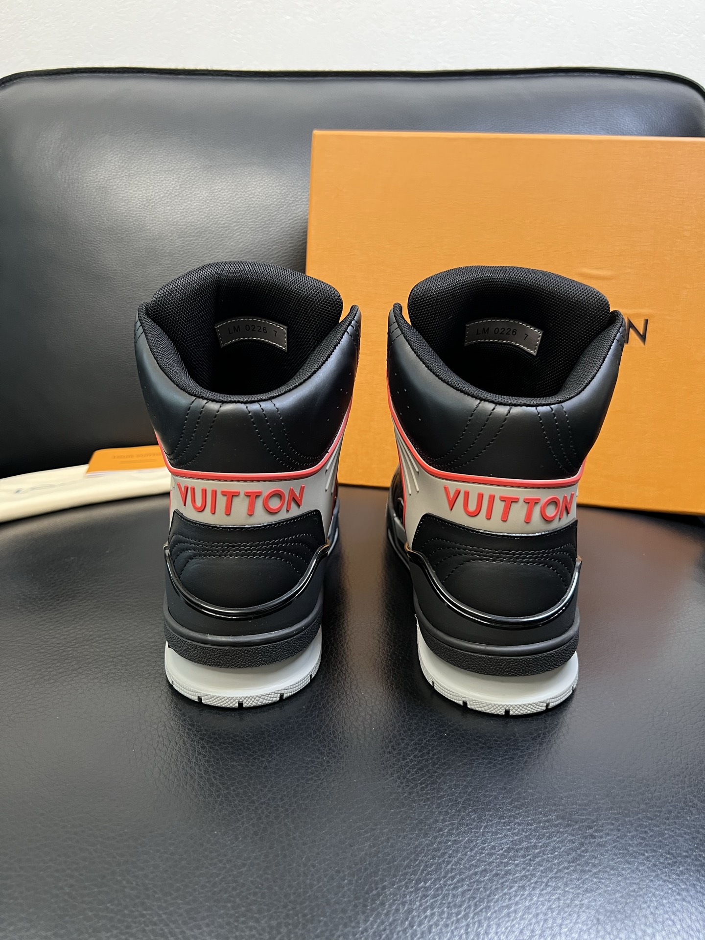 Lv 高品质 顶级工艺品 路易威登，专柜同步，鞋面意大利进口，高品质拼接缤纷色彩复杂工艺品，进口水染牛皮