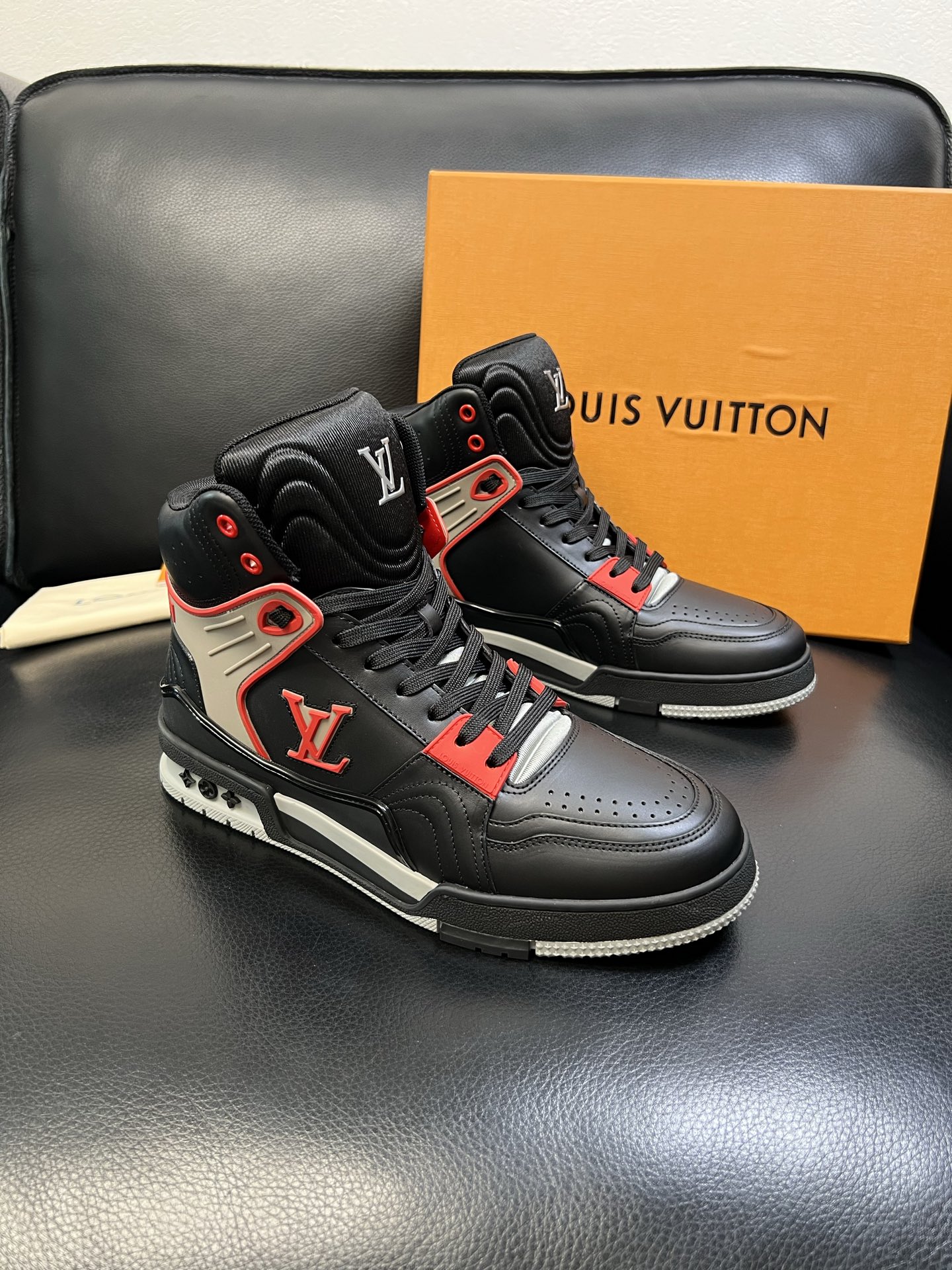 Lv 高品质 顶级工艺品 路易威登，专柜同步，鞋面意大利进口，高品质拼接缤纷色彩复杂工艺品，进口水染牛皮