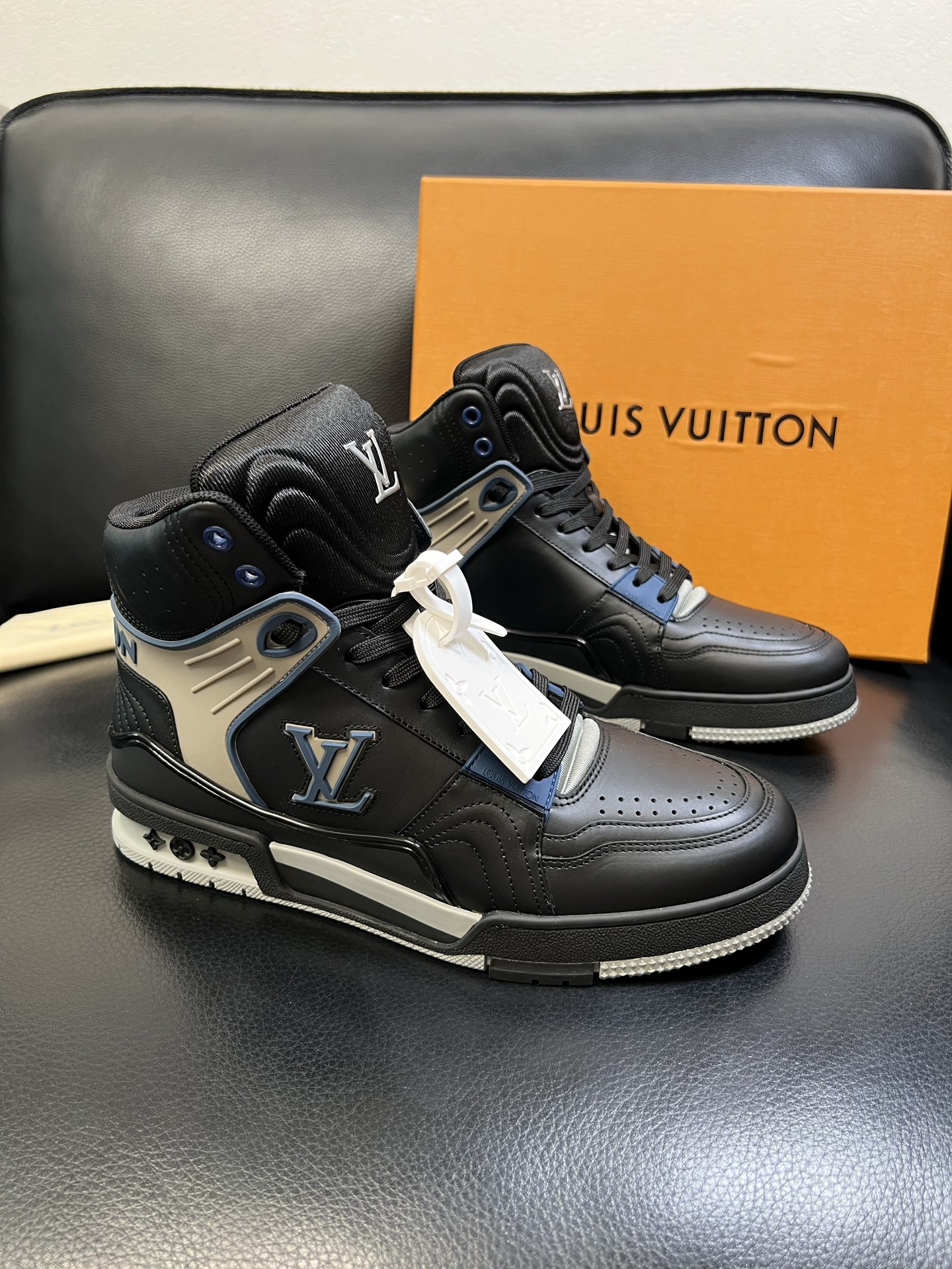 Lv 高品质 顶级工艺品 路易威登，专柜同步，鞋面意大利进口，高品质拼接缤纷色彩复杂工艺品，进口水染牛皮