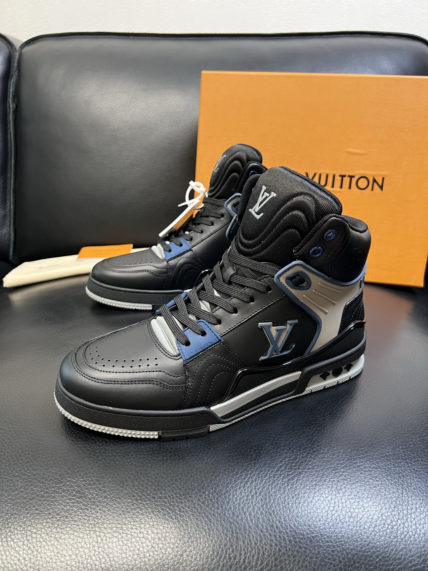 Lv 高品质 顶级工艺品 路易威登，专柜同步，鞋面意大利进口，高品质拼接缤纷色彩复杂工艺品，进口水染牛皮