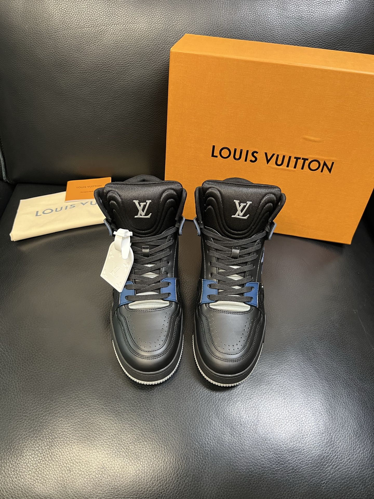 Lv 高品质 顶级工艺品 路易威登，专柜同步，鞋面意大利进口，高品质拼接缤纷色彩复杂工艺品，进口水染牛皮