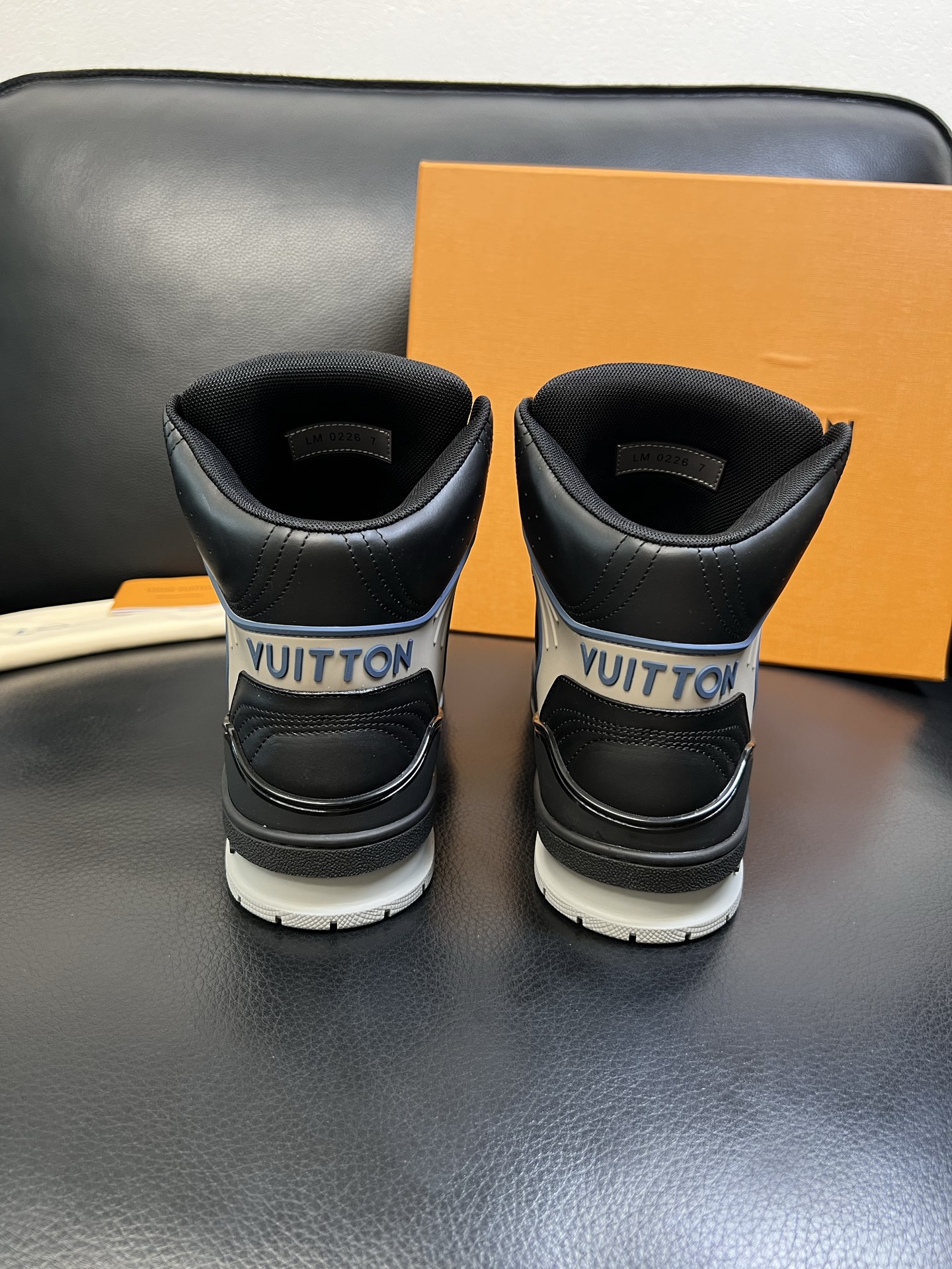 Lv 高品质 顶级工艺品 路易威登，专柜同步，鞋面意大利进口，高品质拼接缤纷色彩复杂工艺品，进口水染牛皮