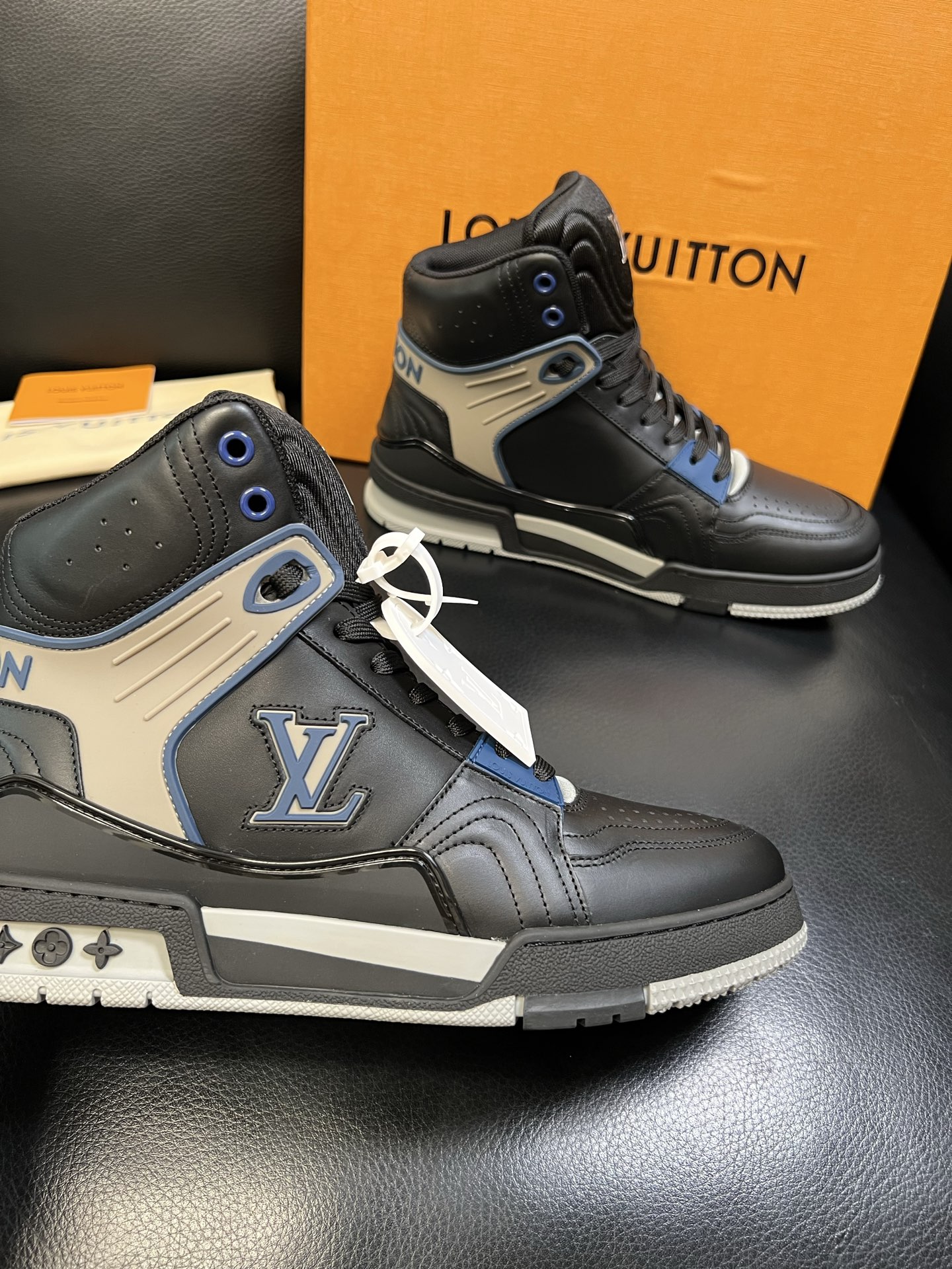 Lv 高品质 顶级工艺品 路易威登，专柜同步，鞋面意大利进口，高品质拼接缤纷色彩复杂工艺品，进口水染牛皮