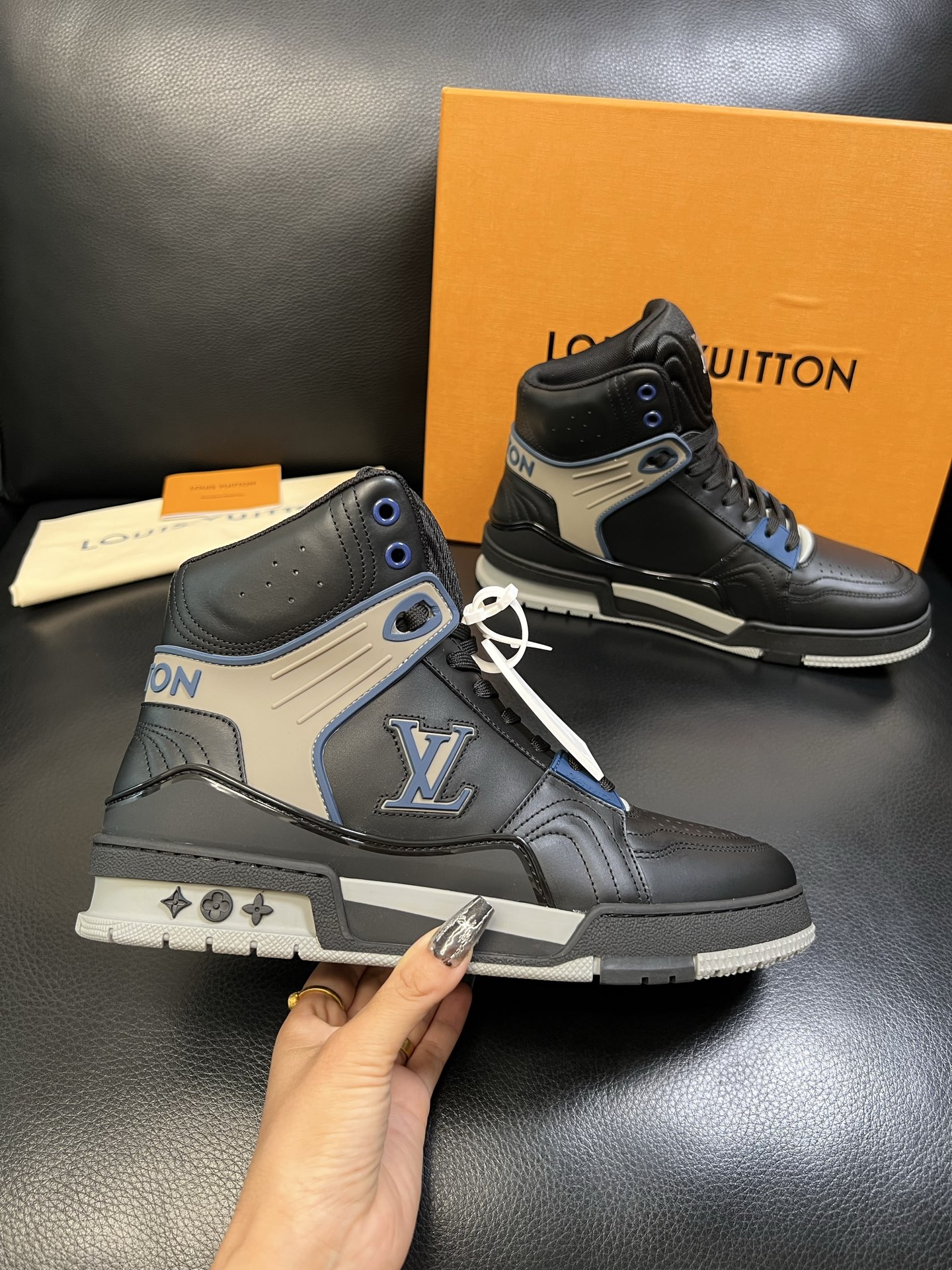 Lv 高品质 顶级工艺品 路易威登，专柜同步，鞋面意大利进口，高品质拼接缤纷色彩复杂工艺品，进口水染牛皮