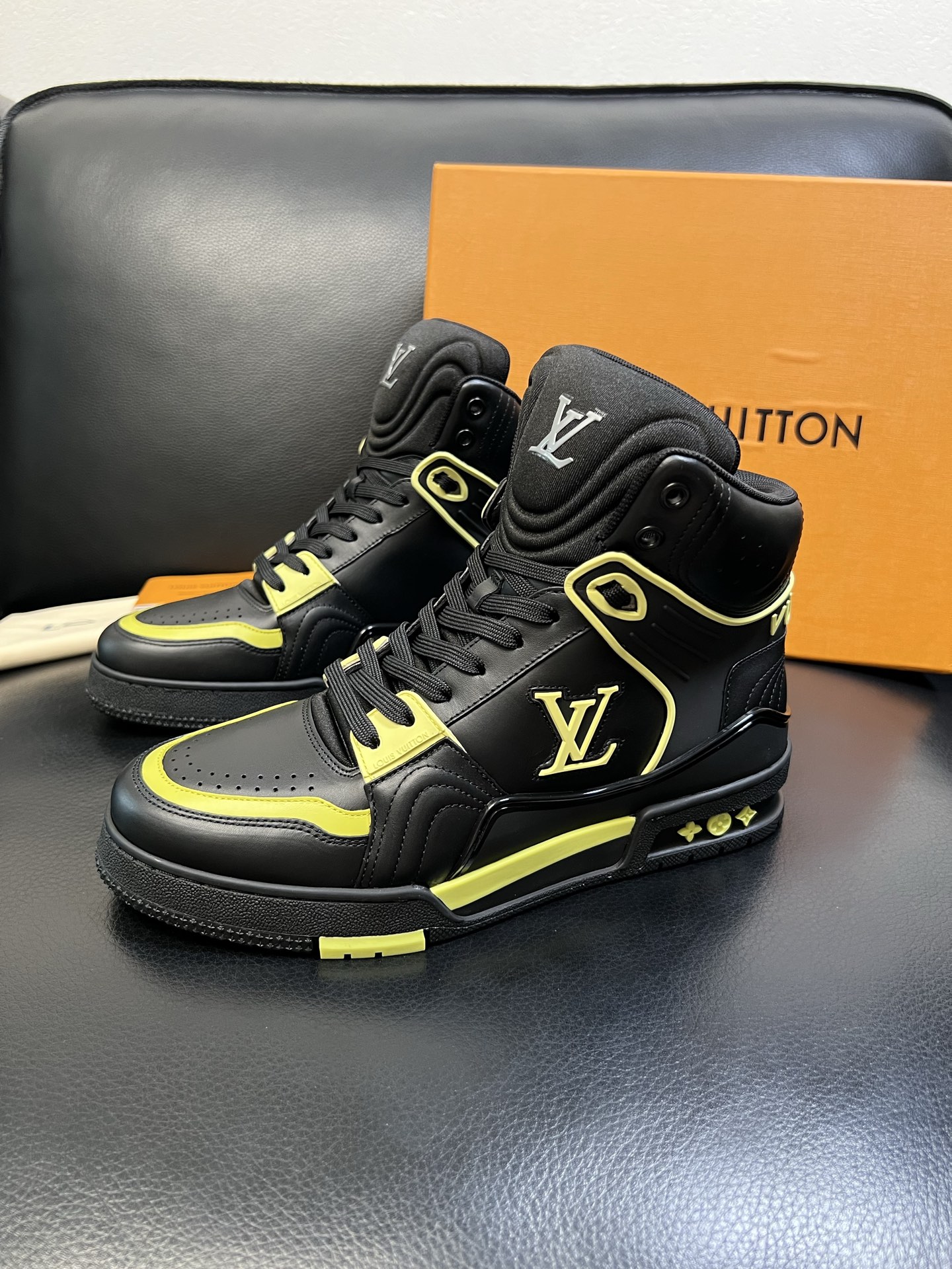 Lv 高品质 顶级工艺品 路易威登，专柜同步，鞋面意大利进口，高品质拼接缤纷色彩复杂工艺品，进口水染牛皮