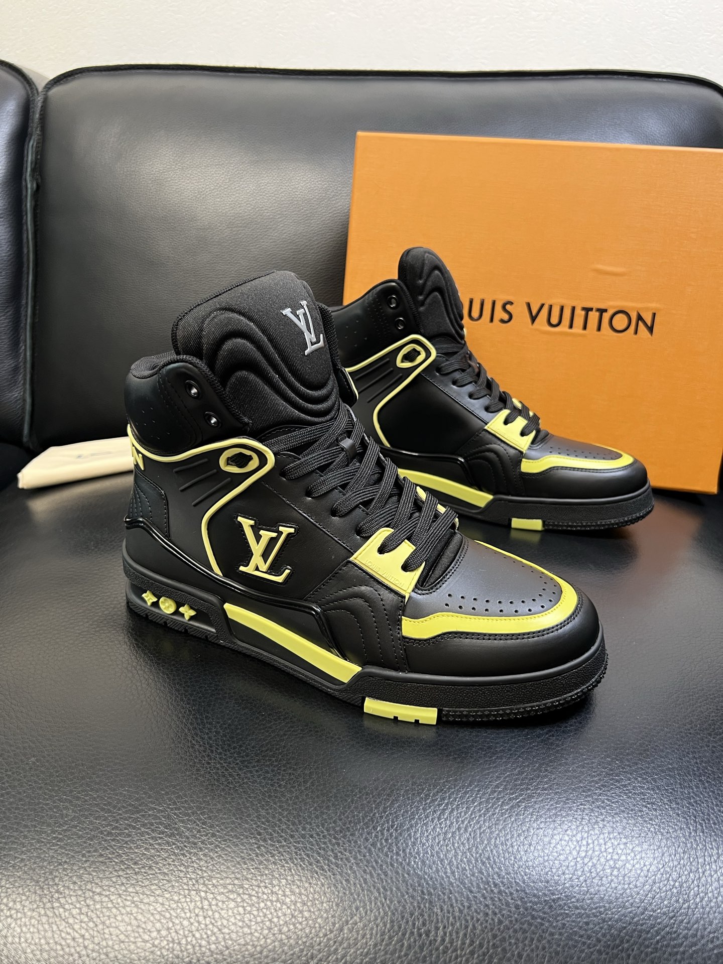 Lv 高品质 顶级工艺品 路易威登，专柜同步，鞋面意大利进口，高品质拼接缤纷色彩复杂工艺品，进口水染牛皮