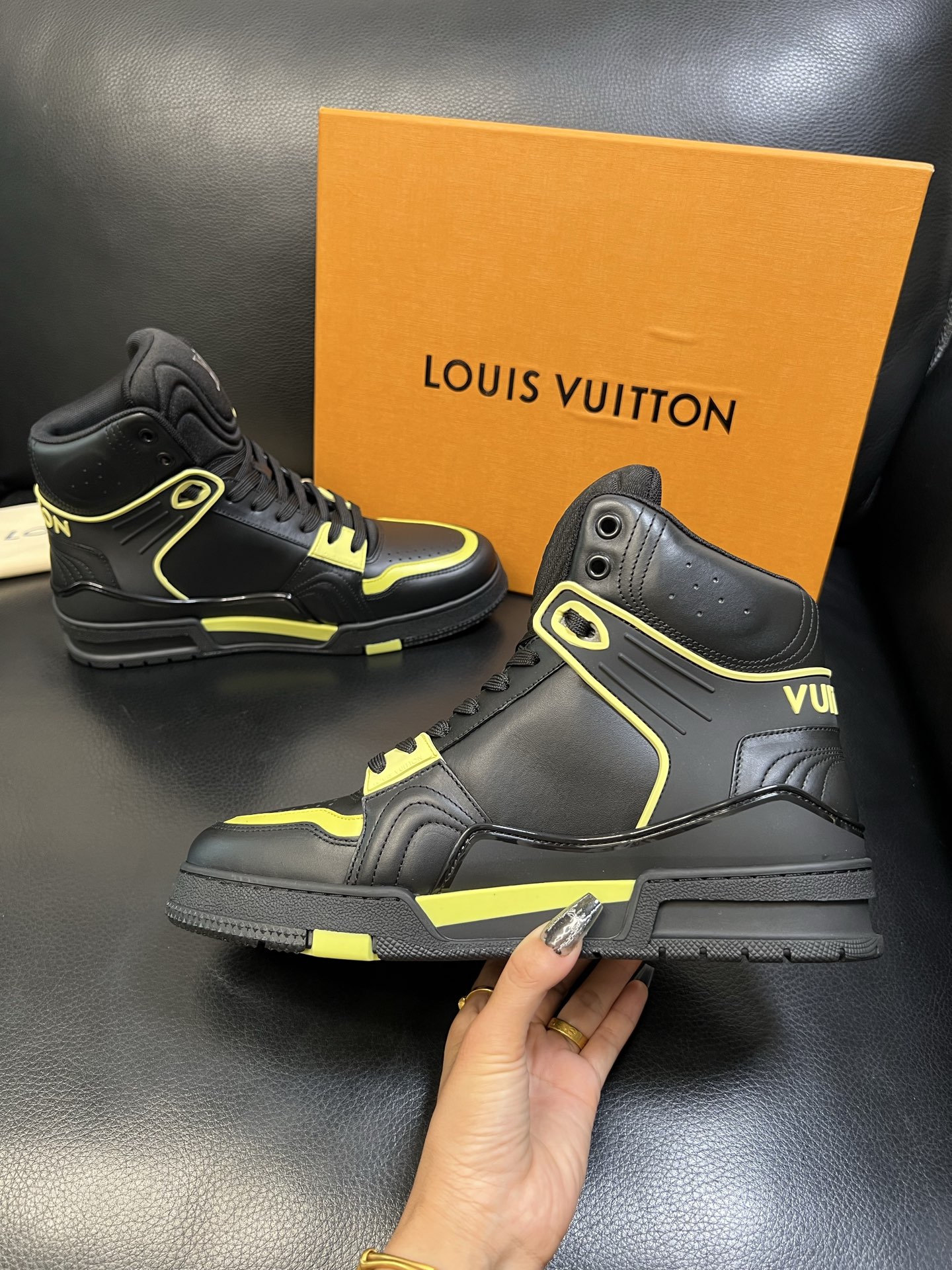 Lv 高品质 顶级工艺品 路易威登，专柜同步，鞋面意大利进口，高品质拼接缤纷色彩复杂工艺品，进口水染牛皮