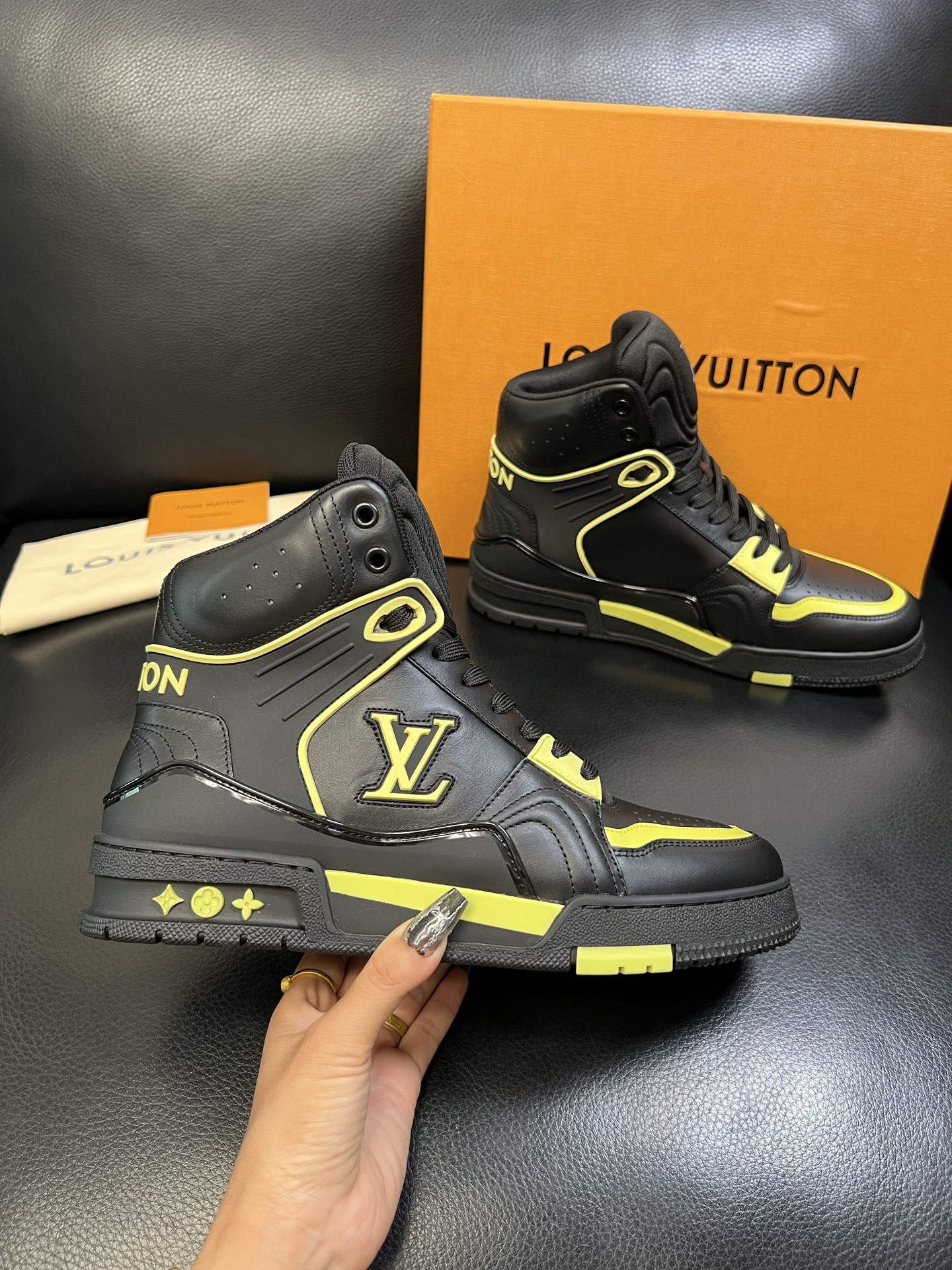 Lv 高品质 顶级工艺品 路易威登，专柜同步，鞋面意大利进口，高品质拼接缤纷色彩复杂工艺品，进口水染牛皮