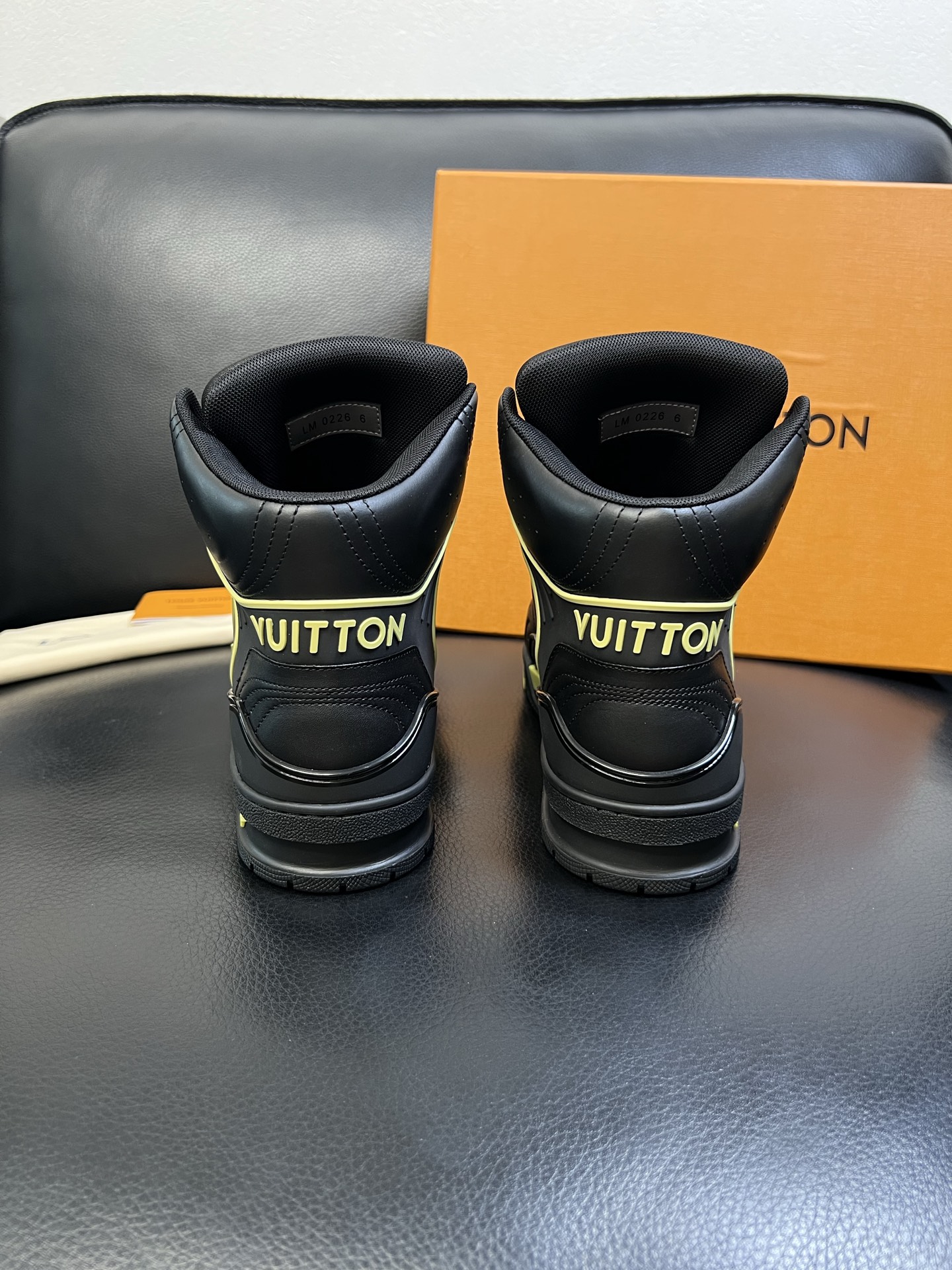 Lv 高品质 顶级工艺品 路易威登，专柜同步，鞋面意大利进口，高品质拼接缤纷色彩复杂工艺品，进口水染牛皮