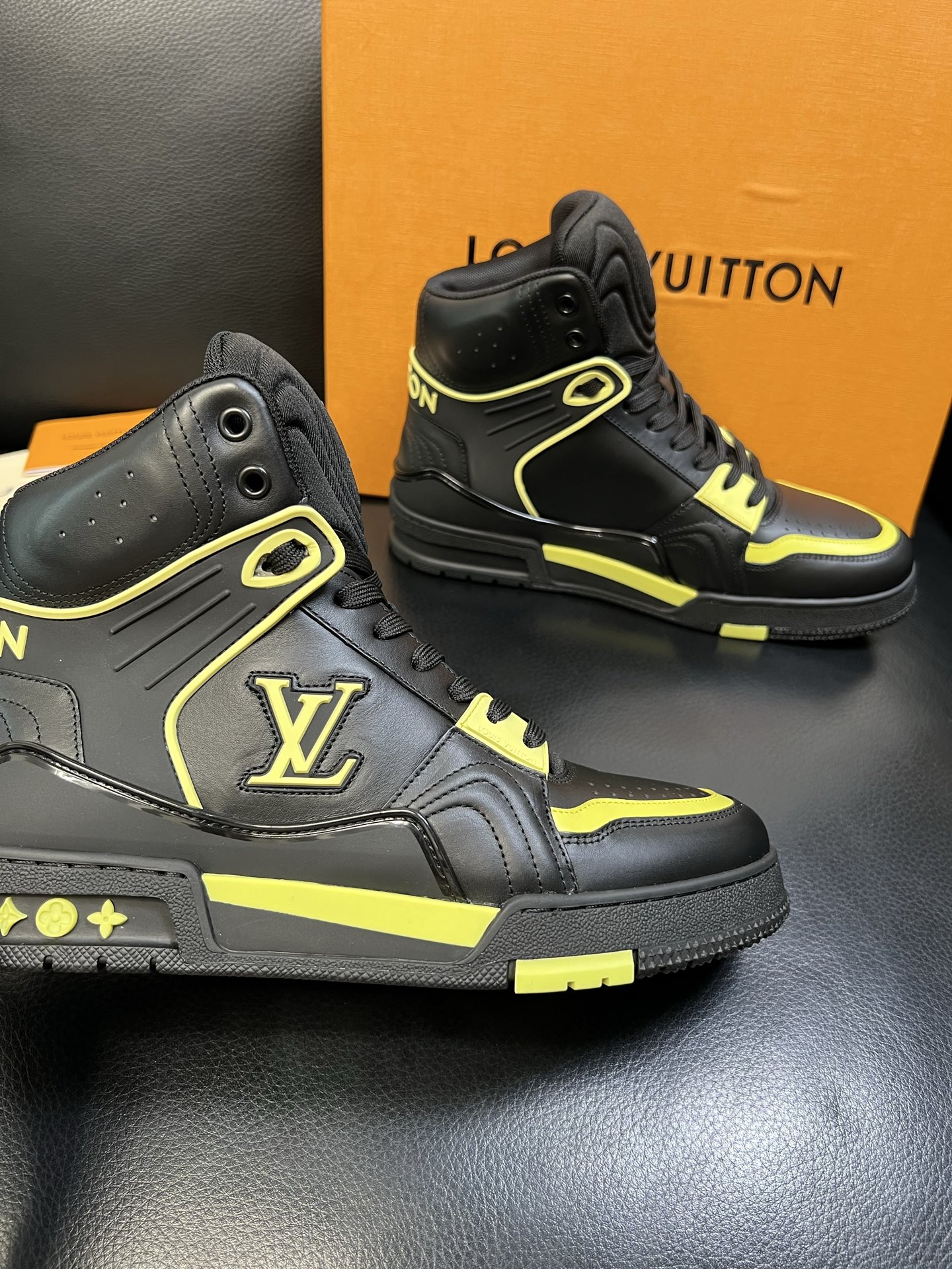 Lv 高品质 顶级工艺品 路易威登，专柜同步，鞋面意大利进口，高品质拼接缤纷色彩复杂工艺品，进口水染牛皮