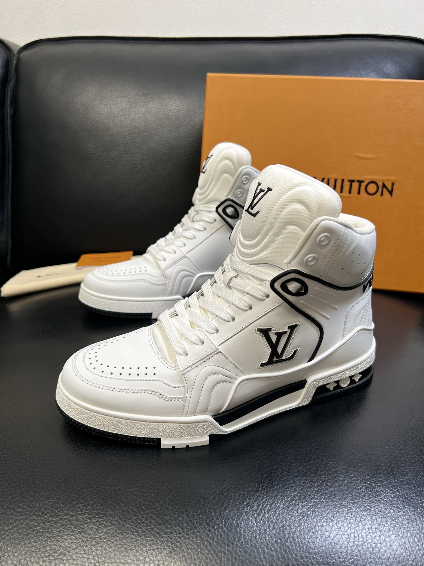 Lv 高品质 顶级工艺品 路易威登，专柜同步，鞋面意大利进口，高品质拼接缤纷色彩复杂工艺品，进口水染牛皮