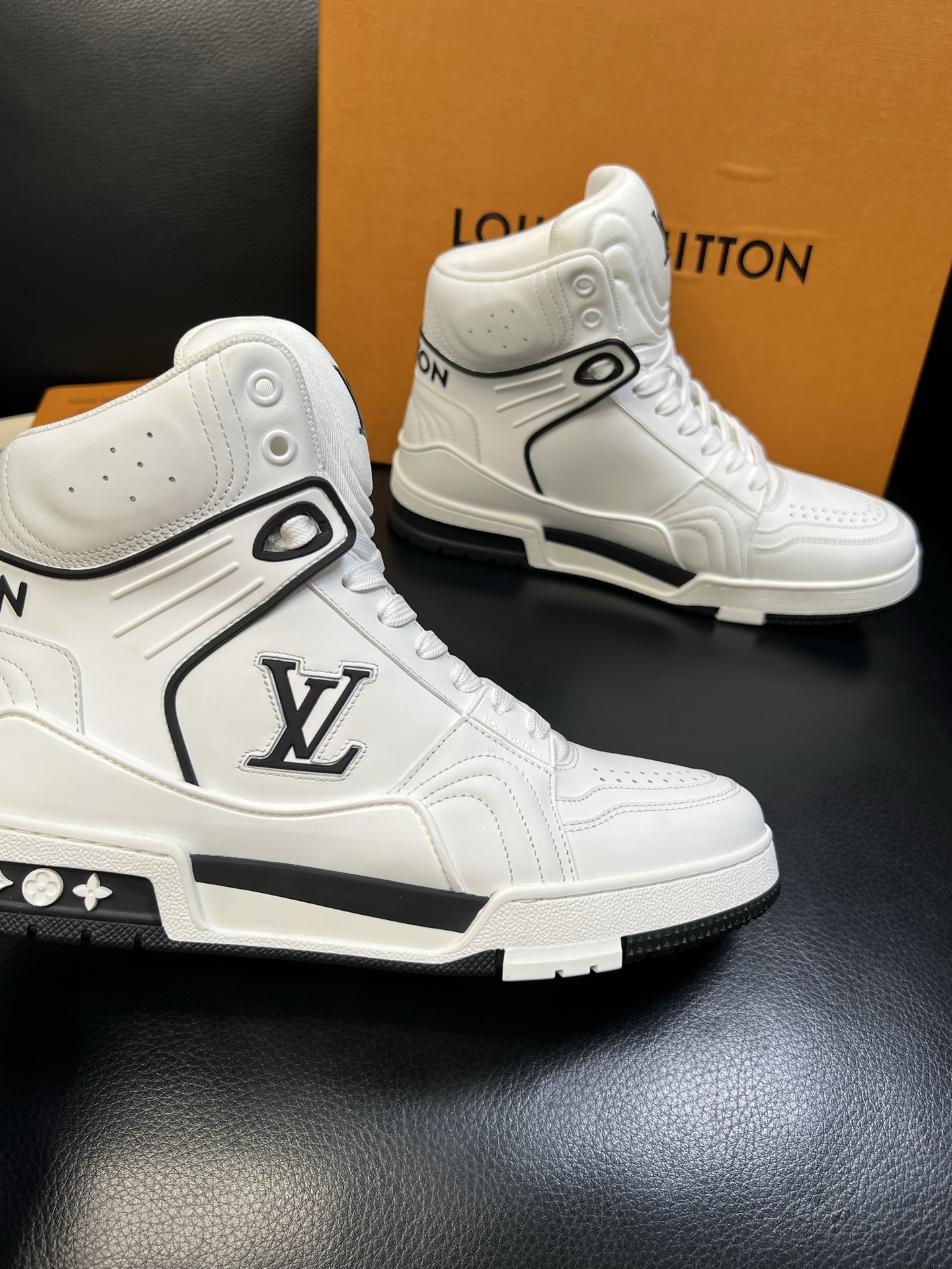 Lv 高品质 顶级工艺品 路易威登，专柜同步，鞋面意大利进口，高品质拼接缤纷色彩复杂工艺品，进口水染牛皮