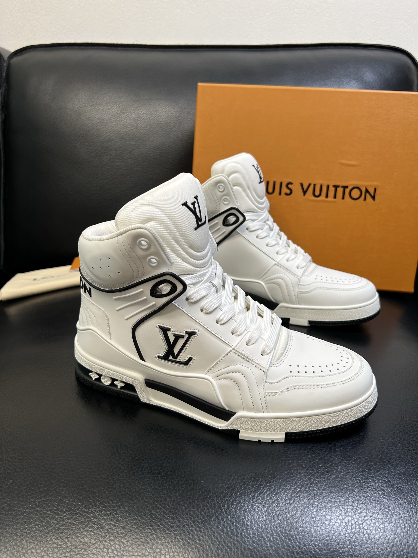 Lv 高品质 顶级工艺品 路易威登，专柜同步，鞋面意大利进口，高品质拼接缤纷色彩复杂工艺品，进口水染牛皮