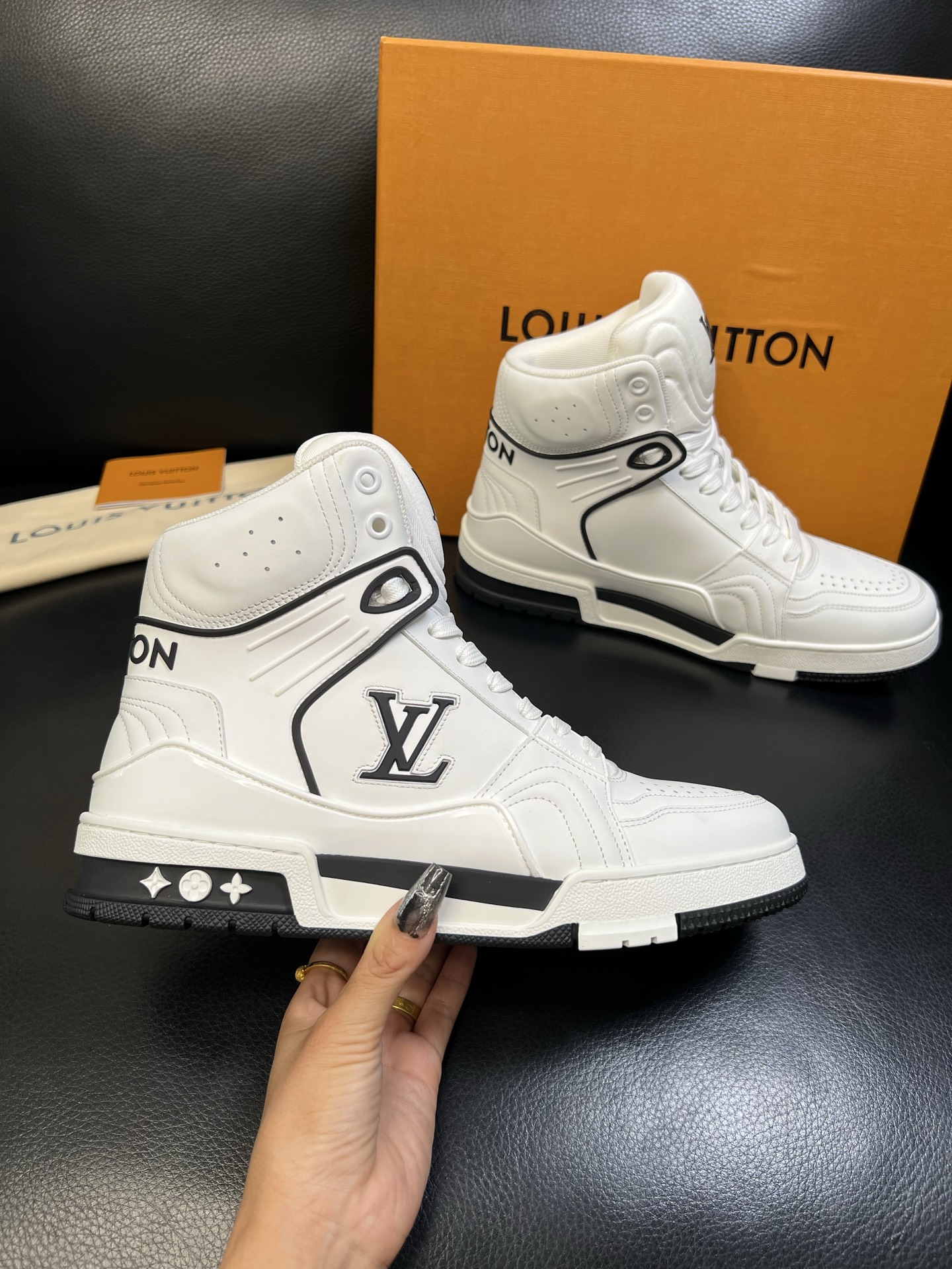 Lv 高品质 顶级工艺品 路易威登，专柜同步，鞋面意大利进口，高品质拼接缤纷色彩复杂工艺品，进口水染牛皮