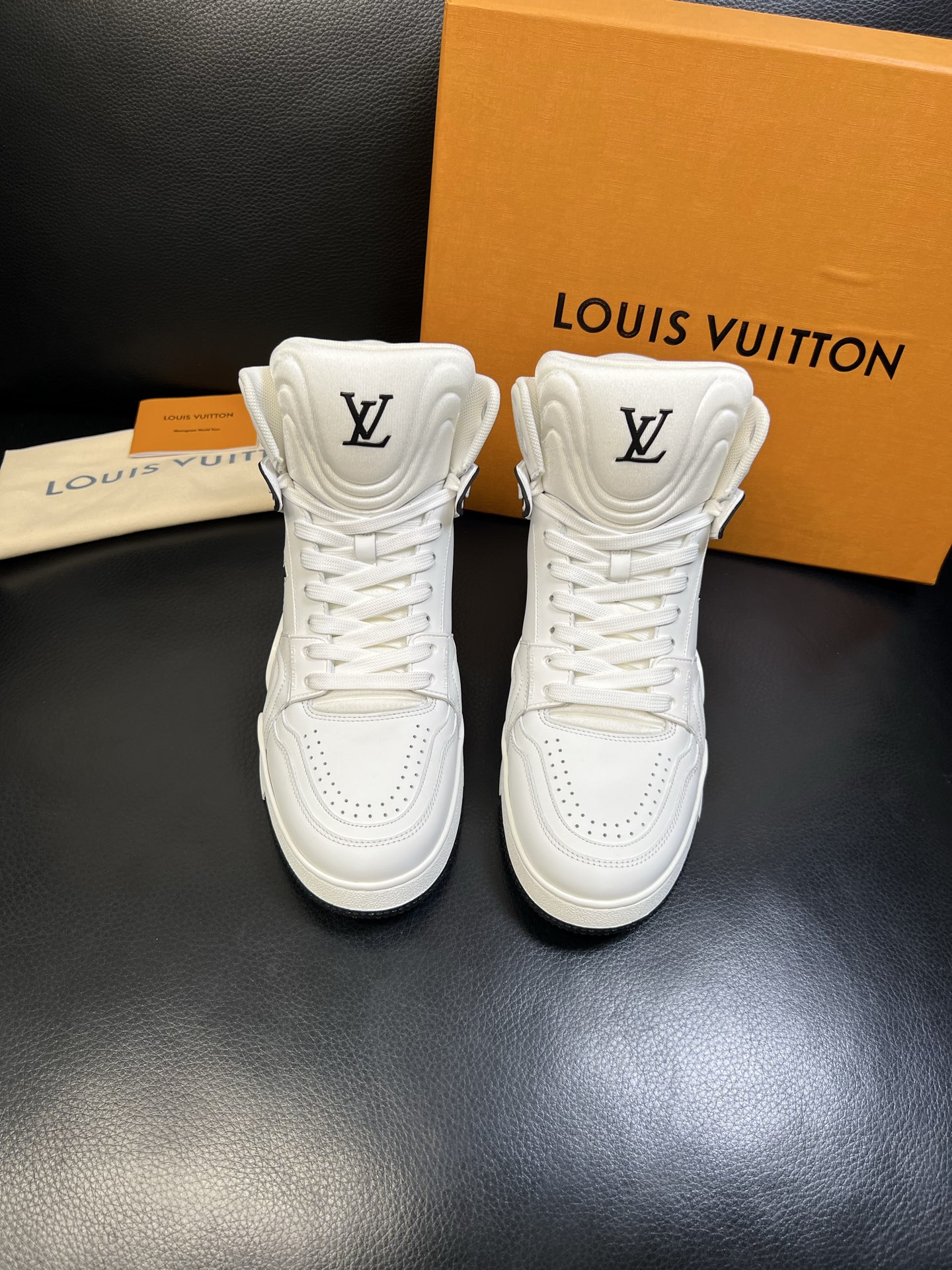 Lv 高品质 顶级工艺品 路易威登，专柜同步，鞋面意大利进口，高品质拼接缤纷色彩复杂工艺品，进口水染牛皮