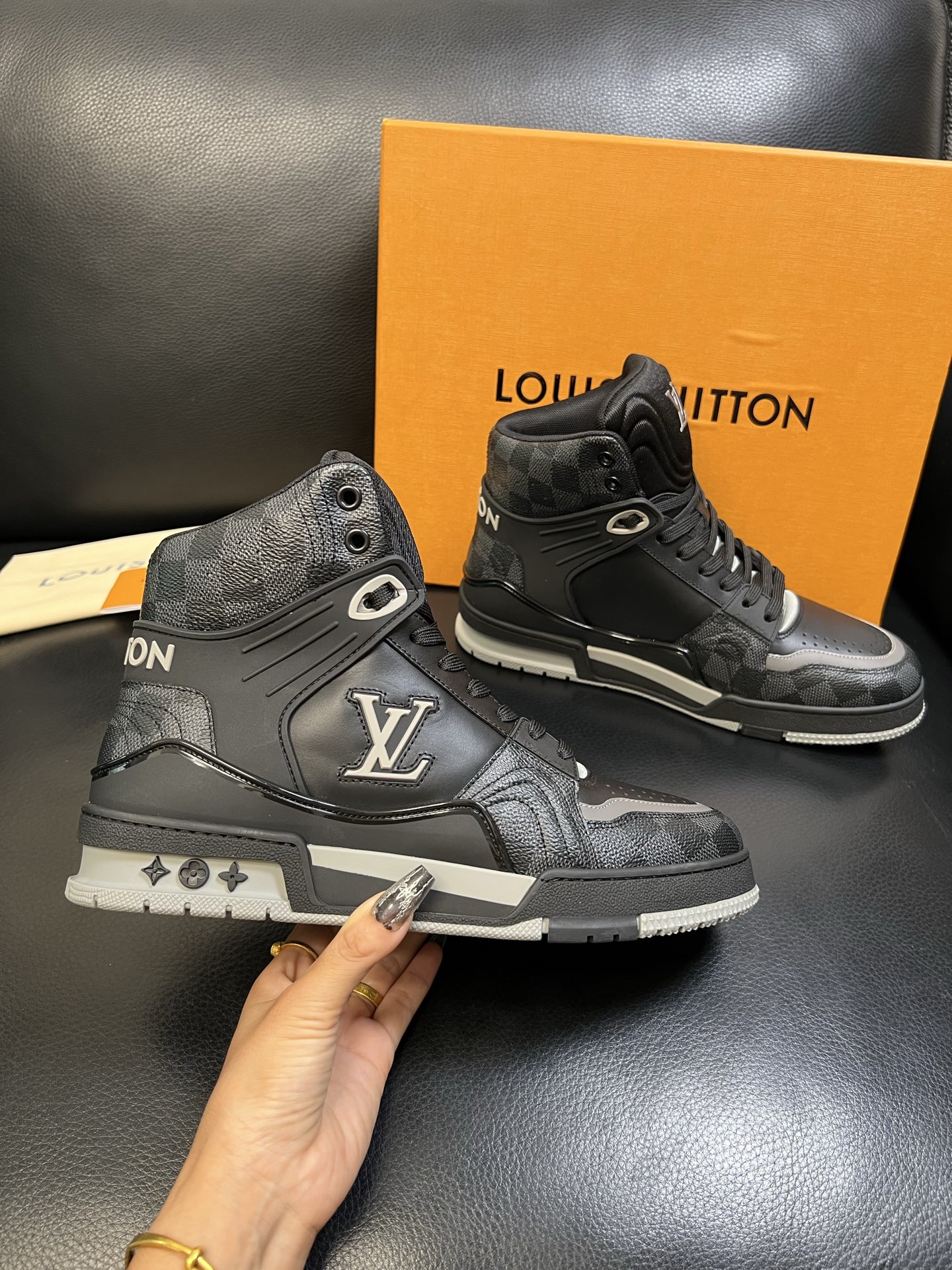 Lv 高品质 顶级工艺品 路易威登，专柜同步，鞋面意大利进口，高品质拼接缤纷色彩复杂工艺品，进口水染牛皮
