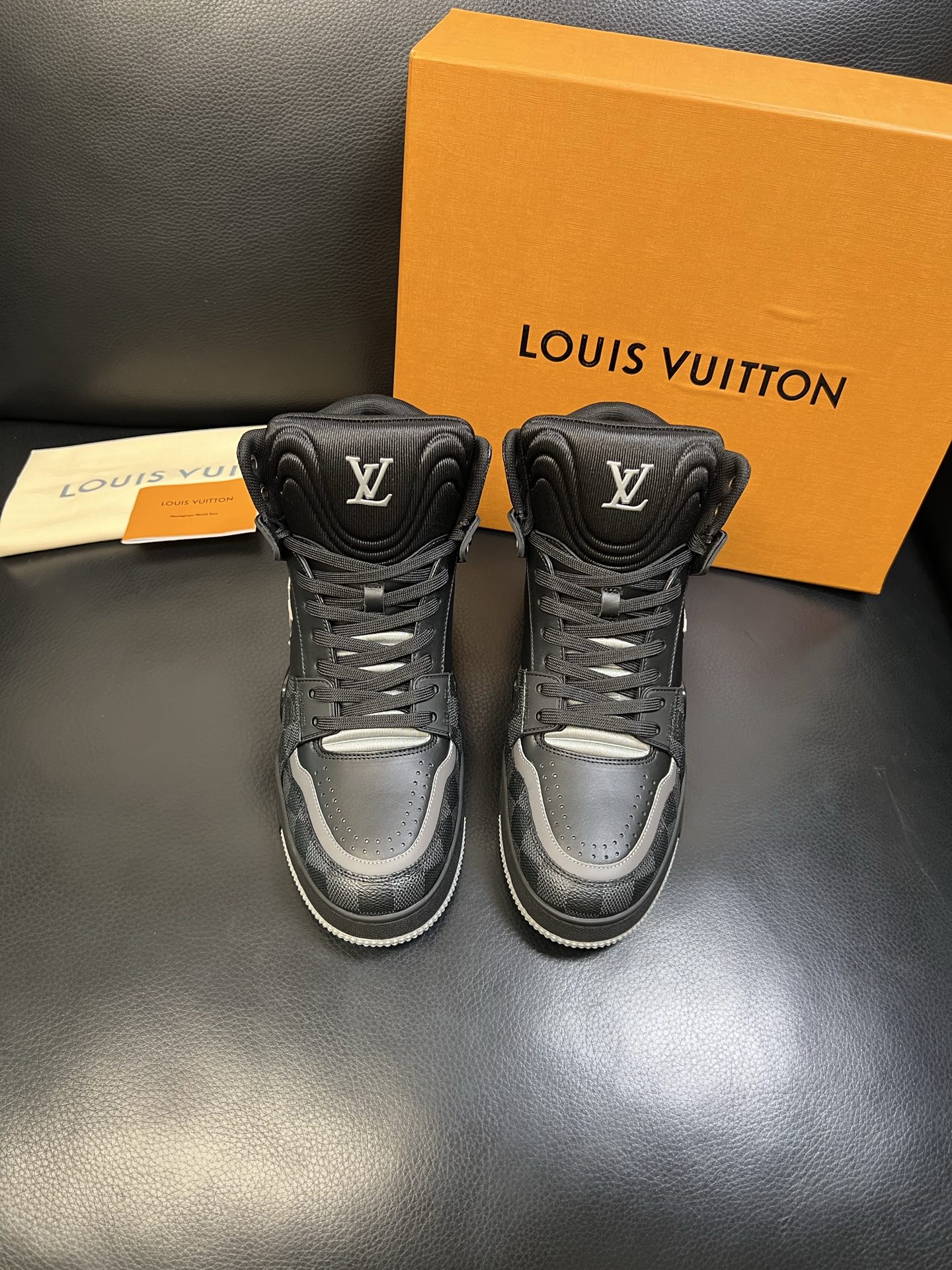 Lv 高品质 顶级工艺品 路易威登，专柜同步，鞋面意大利进口，高品质拼接缤纷色彩复杂工艺品，进口水染牛皮