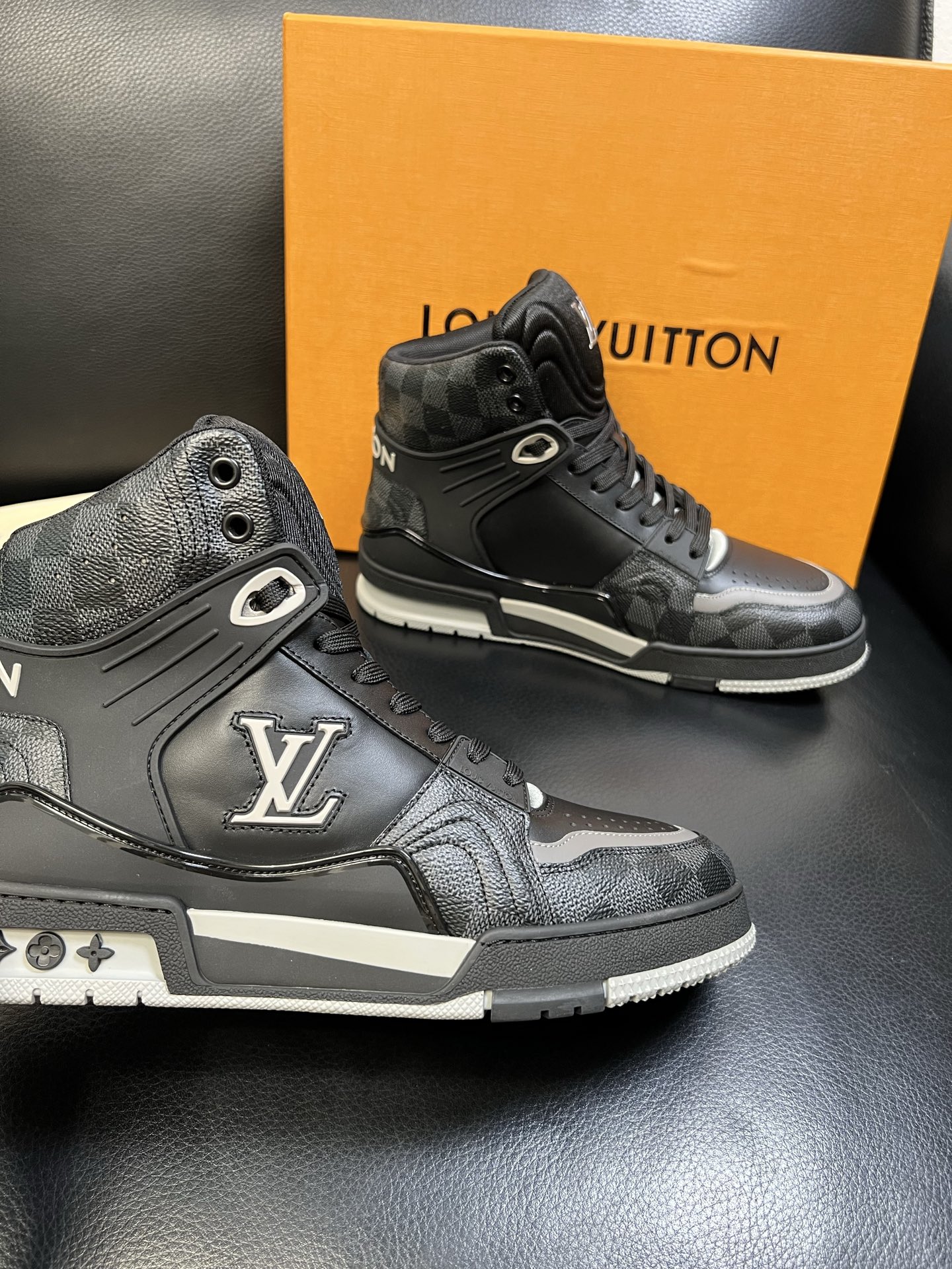 Lv 高品质 顶级工艺品 路易威登，专柜同步，鞋面意大利进口，高品质拼接缤纷色彩复杂工艺品，进口水染牛皮