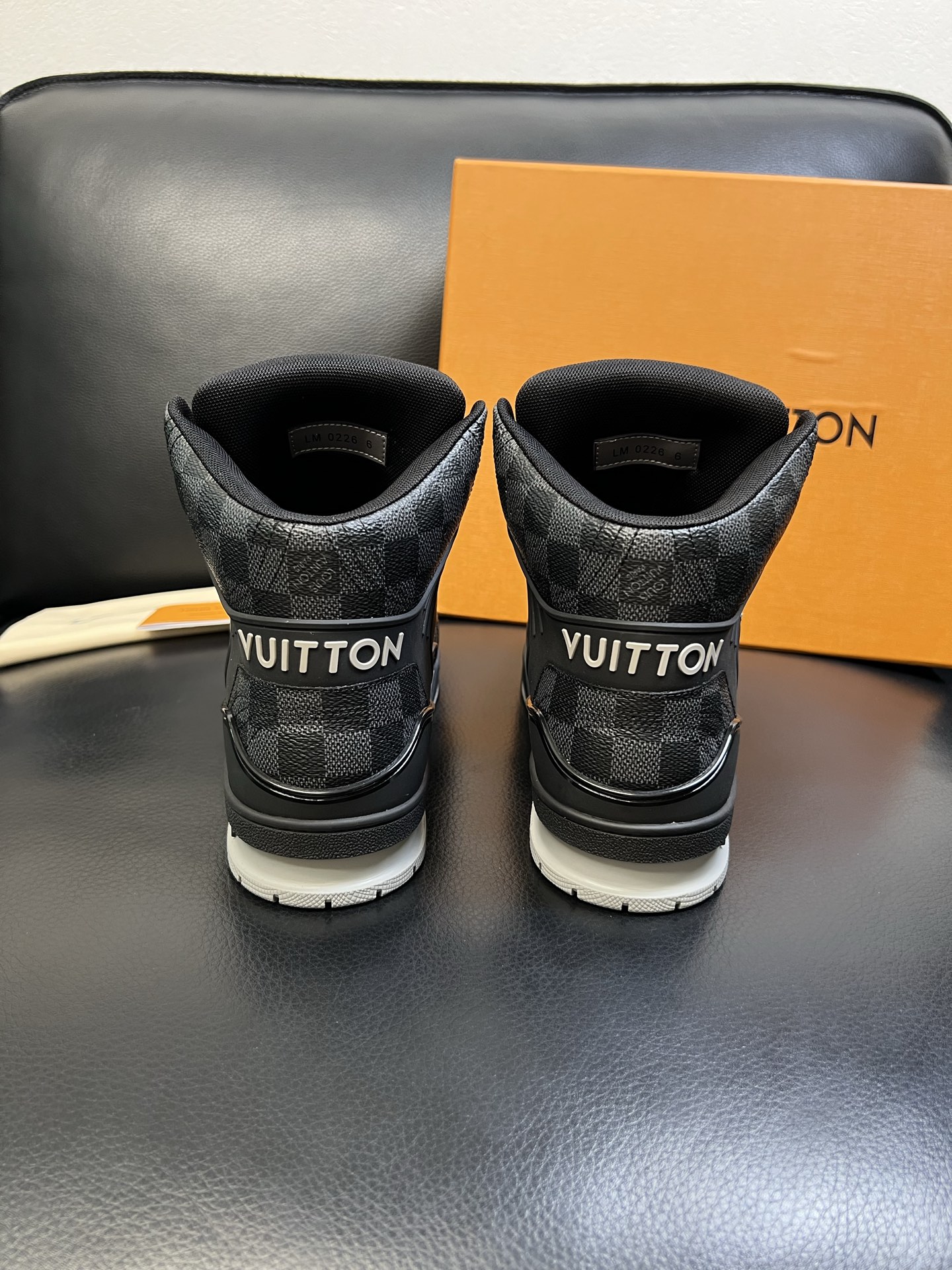 Lv 高品质 顶级工艺品 路易威登，专柜同步，鞋面意大利进口，高品质拼接缤纷色彩复杂工艺品，进口水染牛皮