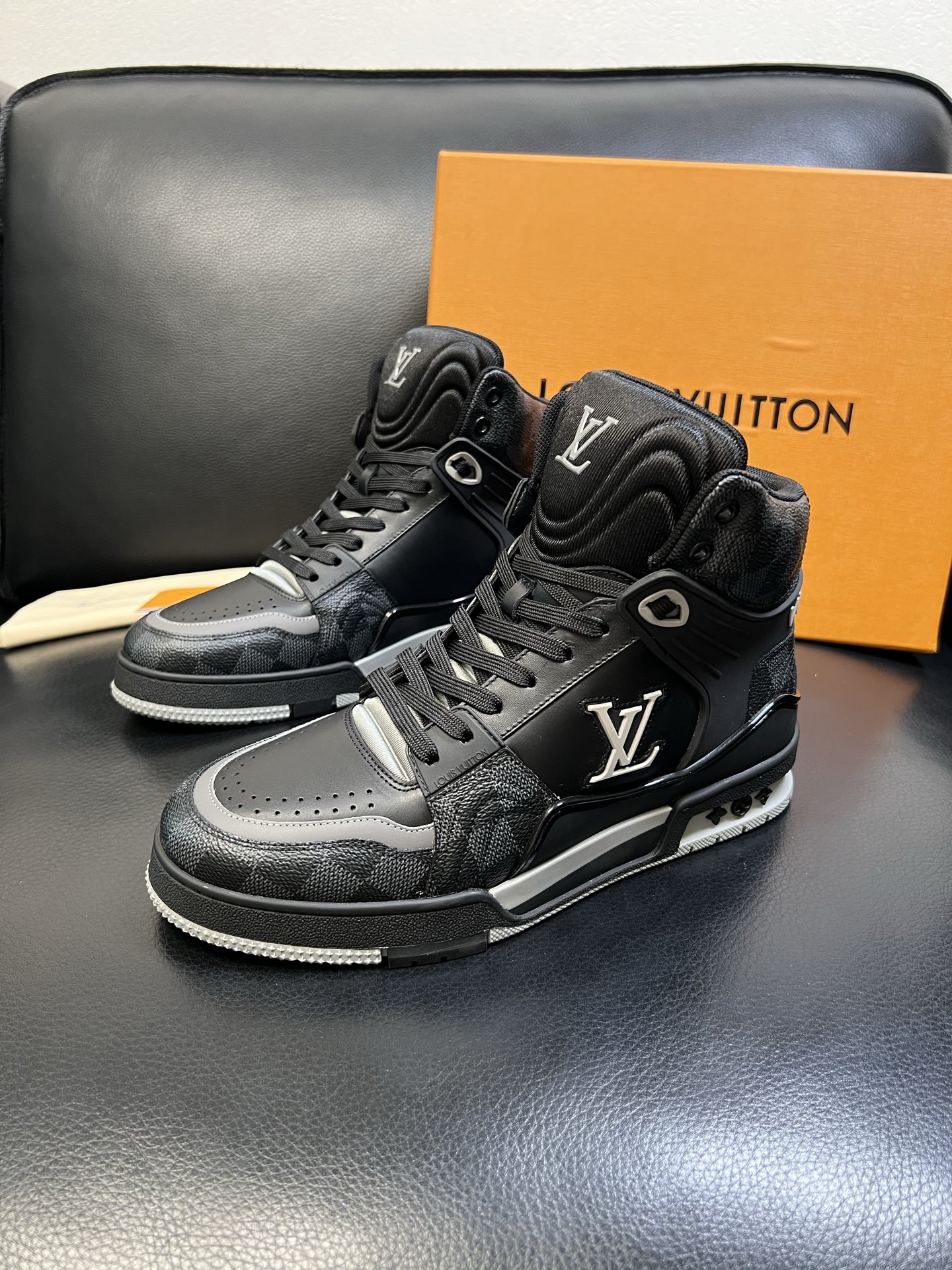 Lv 高品质 顶级工艺品 路易威登，专柜同步，鞋面意大利进口，高品质拼接缤纷色彩复杂工艺品，进口水染牛皮