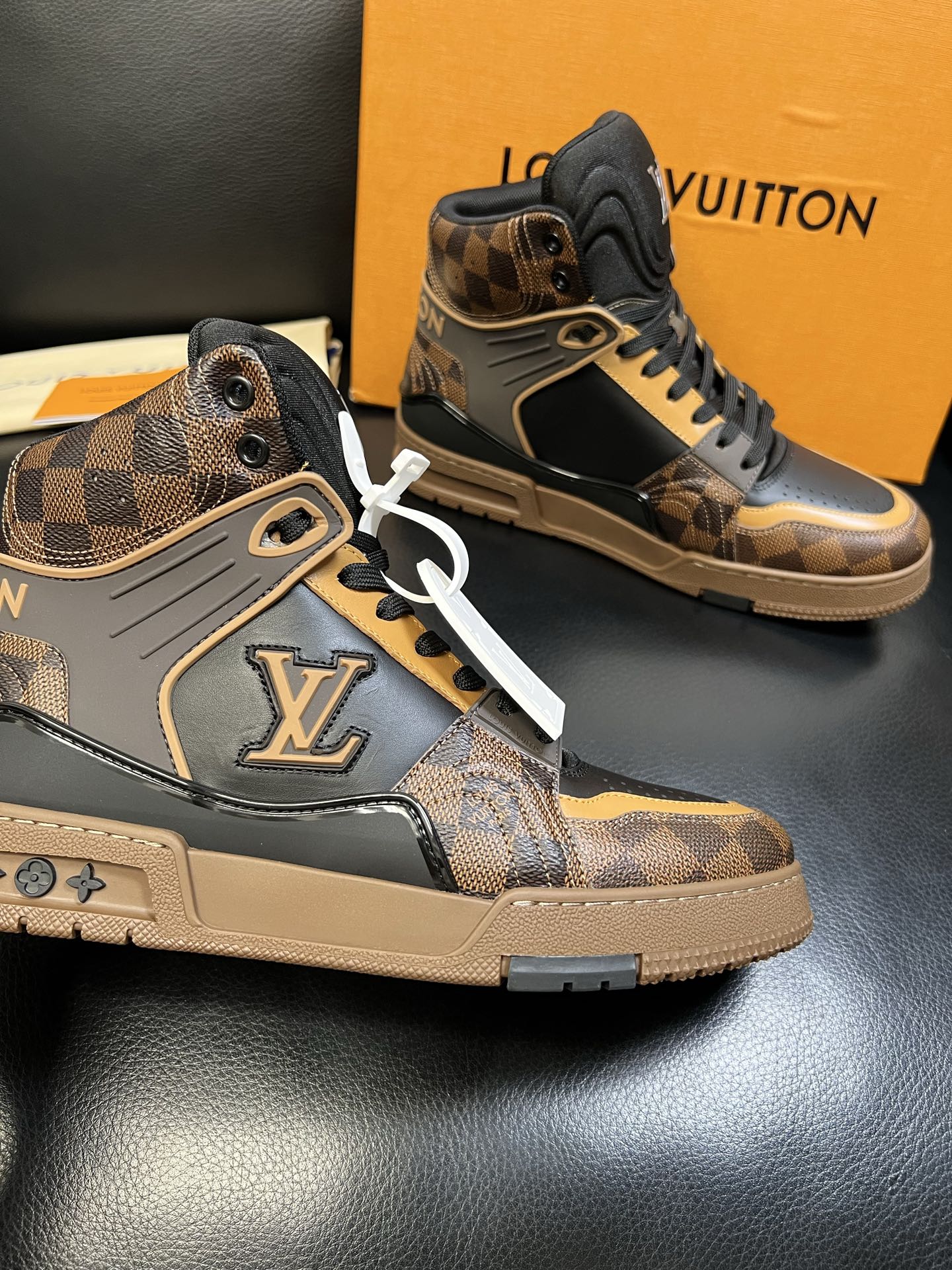 Lv 高品质 顶级工艺品 路易威登，专柜同步，鞋面意大利进口，高品质拼接缤纷色彩复杂工艺品，进口水染牛皮