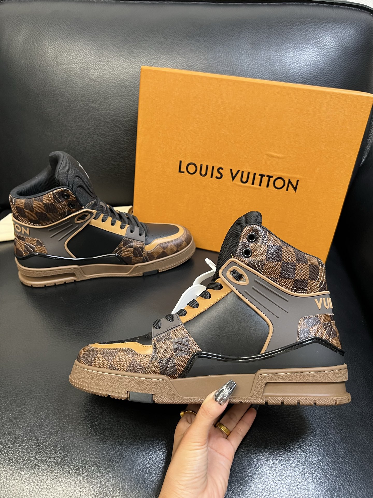 Lv 高品质 顶级工艺品 路易威登，专柜同步，鞋面意大利进口，高品质拼接缤纷色彩复杂工艺品，进口水染牛皮