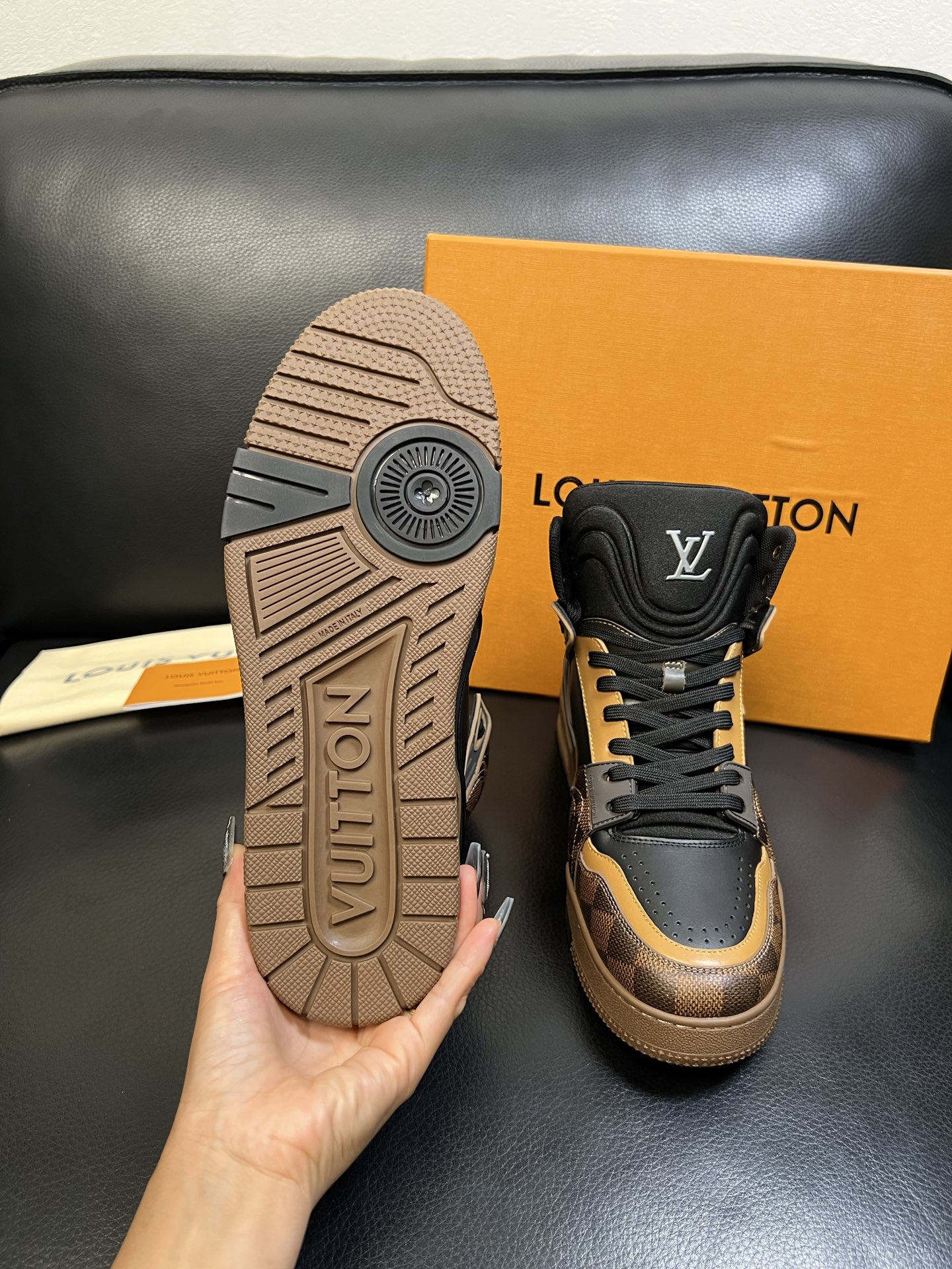 Lv 高品质 顶级工艺品 路易威登，专柜同步，鞋面意大利进口，高品质拼接缤纷色彩复杂工艺品，进口水染牛皮